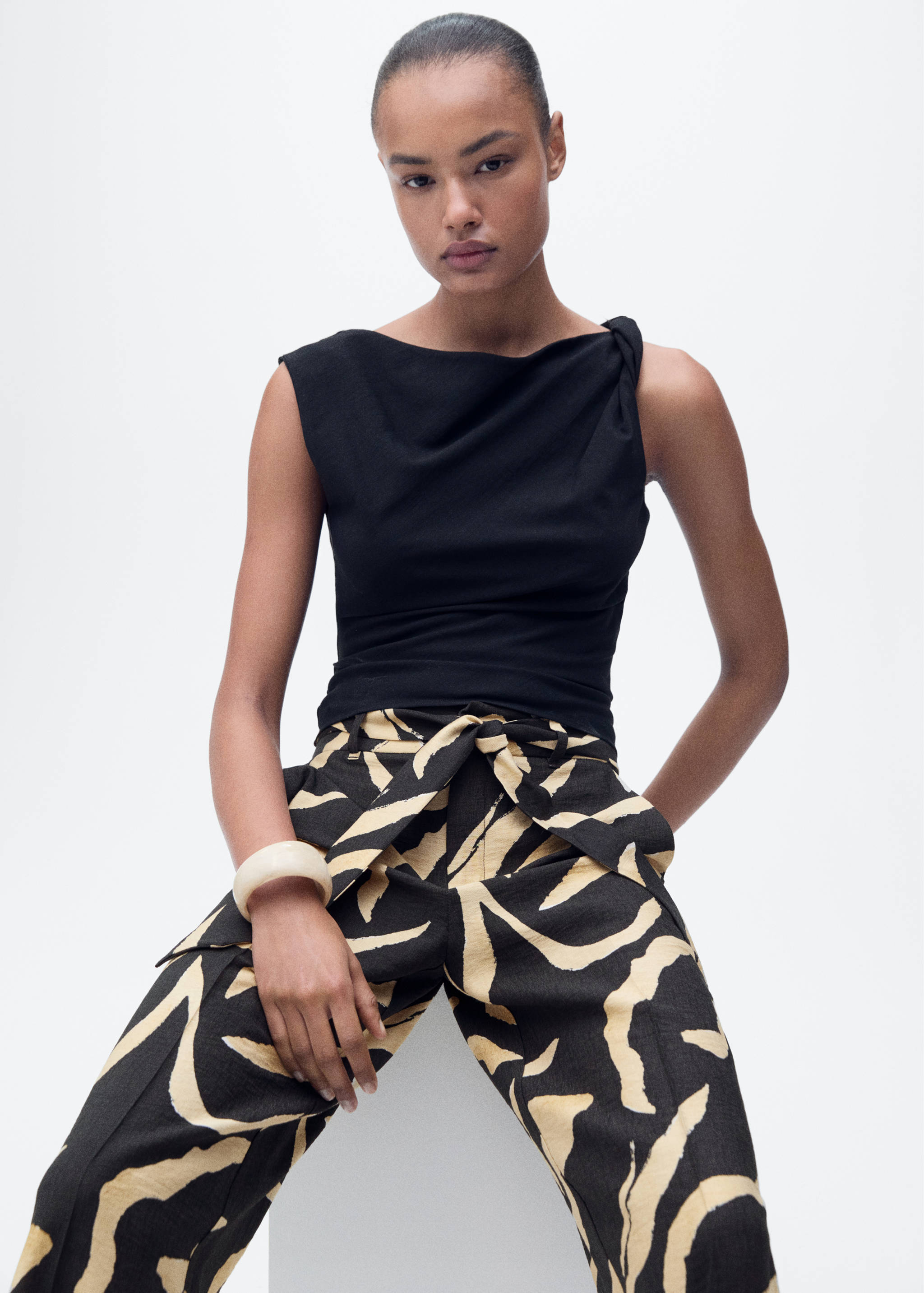 Printed straight-fit trousers with belt - Details of the article 2