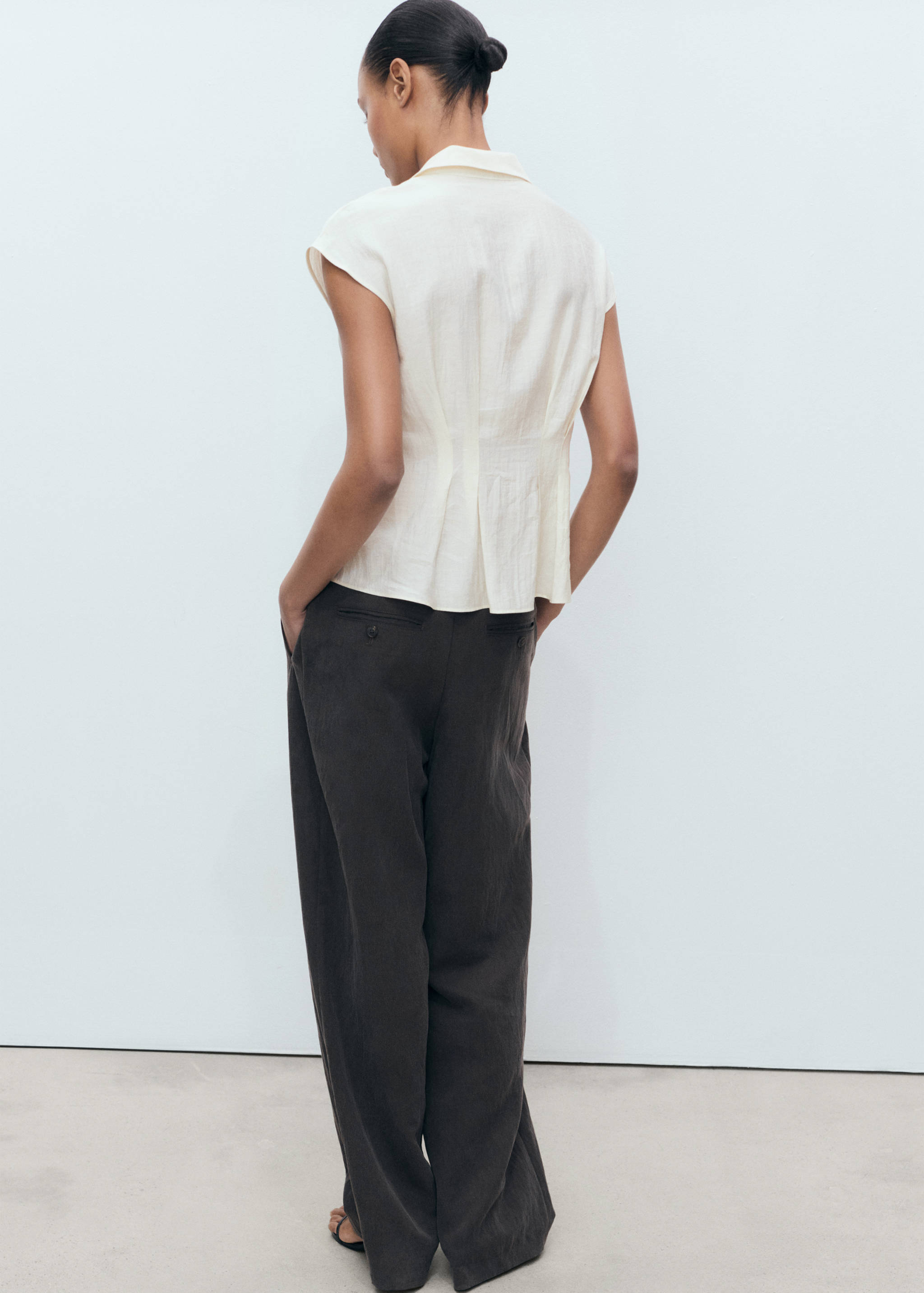Short-sleeved pleated shirt - Reverse of the article
