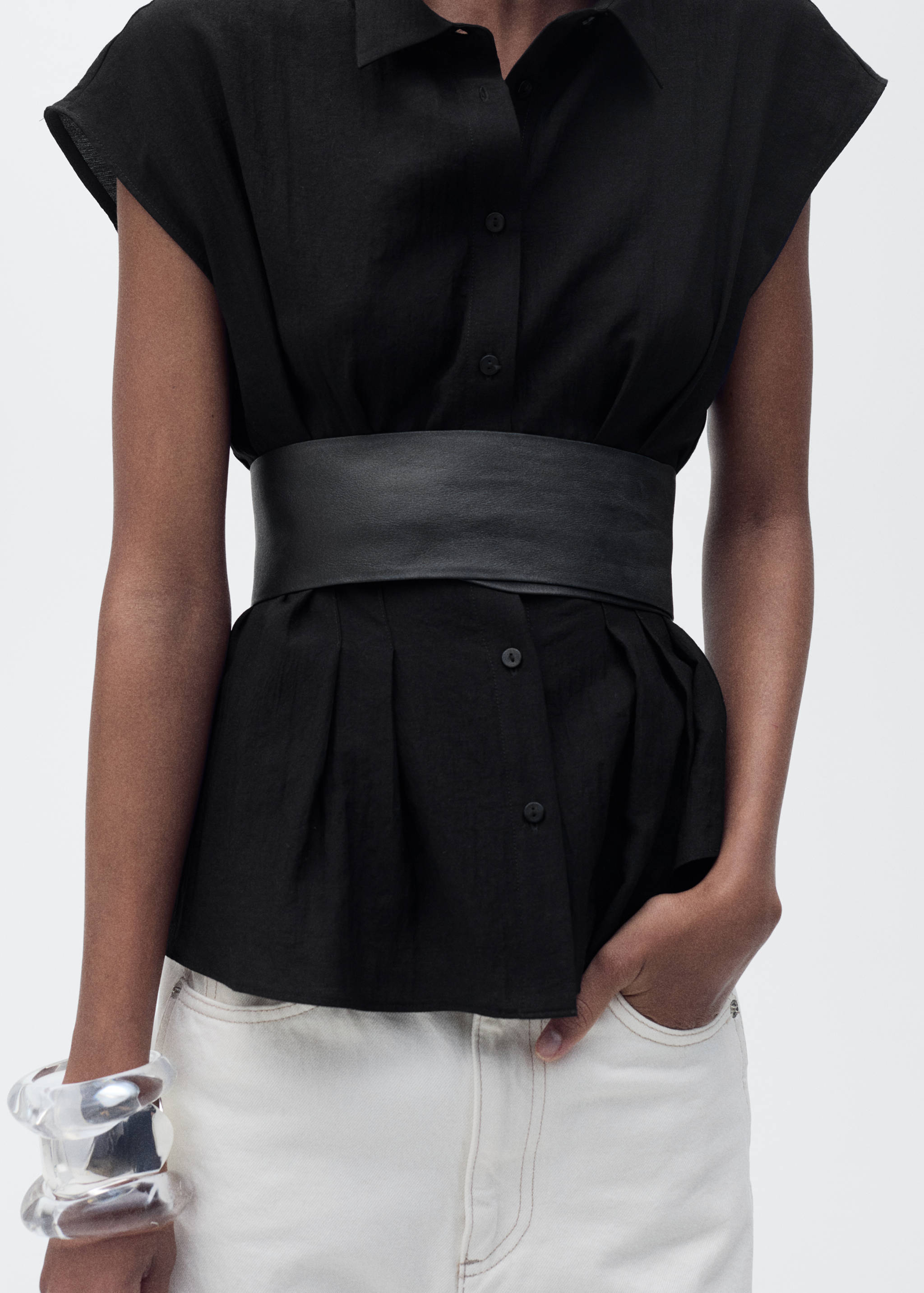 Short-sleeved pleated shirt - Details of the article 3