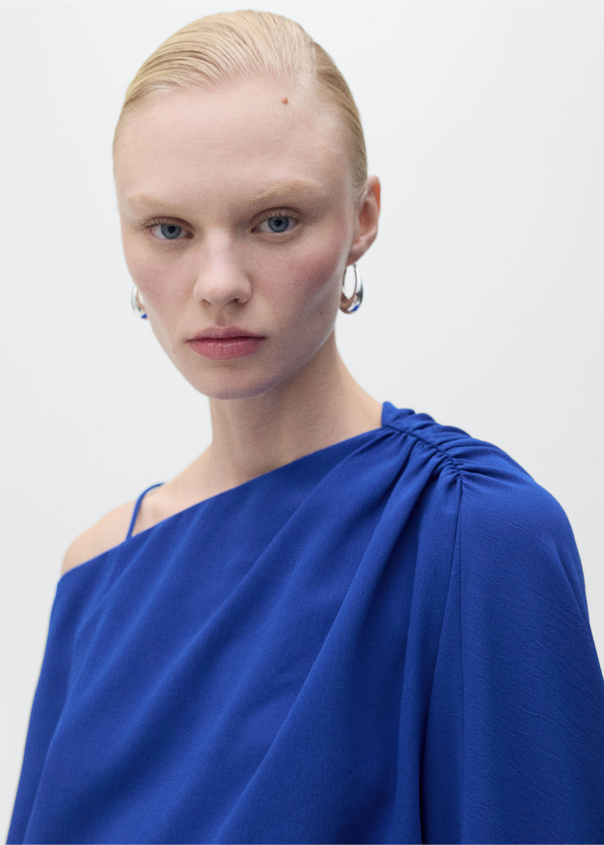 Blusa asimétrica fruncido - Detalle del artículo 6, Azul eléctrico. Ref: 87027194-00.