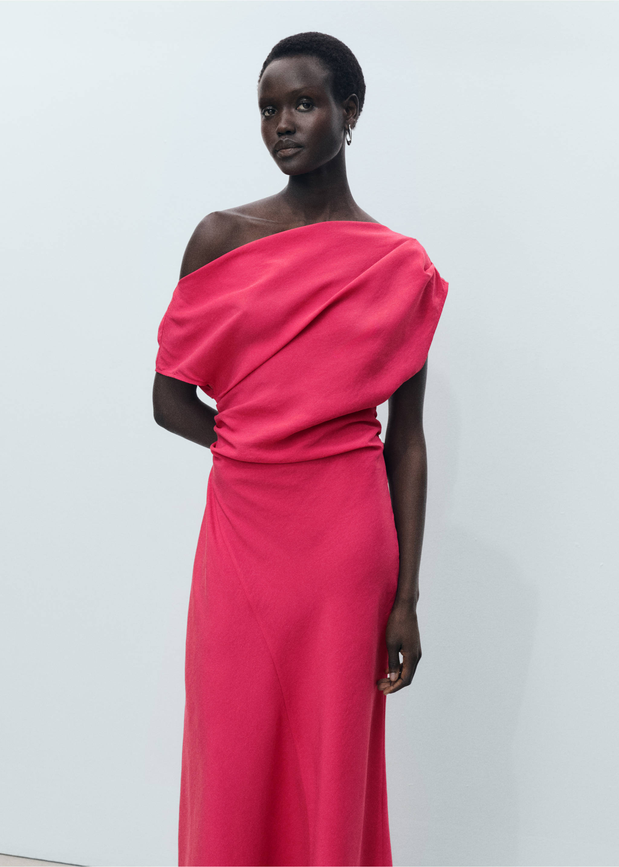 Asymmetrisches Kleid aus Modal - Mittlere Ansicht, Erdbeerrot. Ref: 87027196-00.