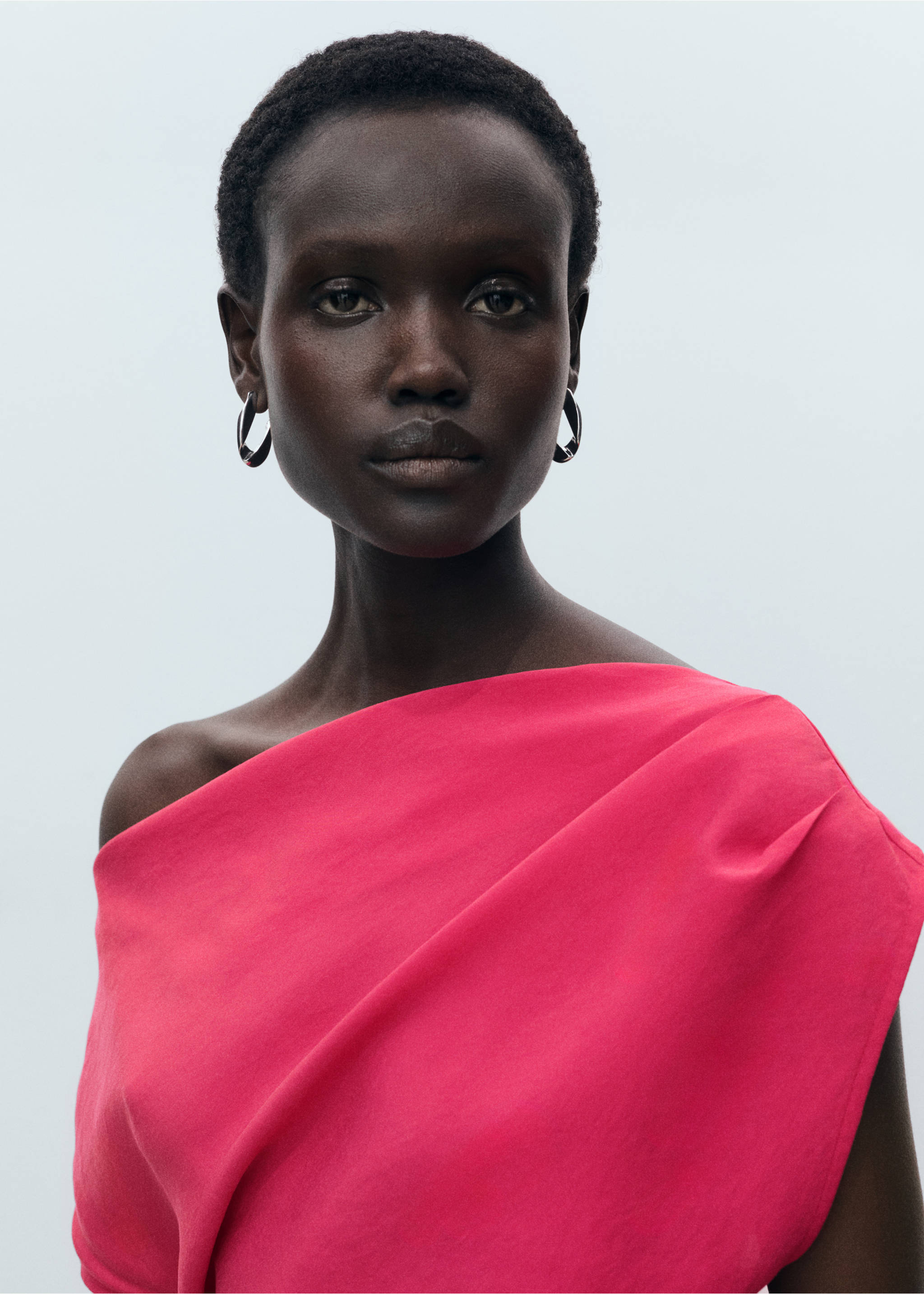 Asymmetrisches Kleid aus Modal - Detail des Artikels 1, Erdbeerrot. Ref: 87027196-00.