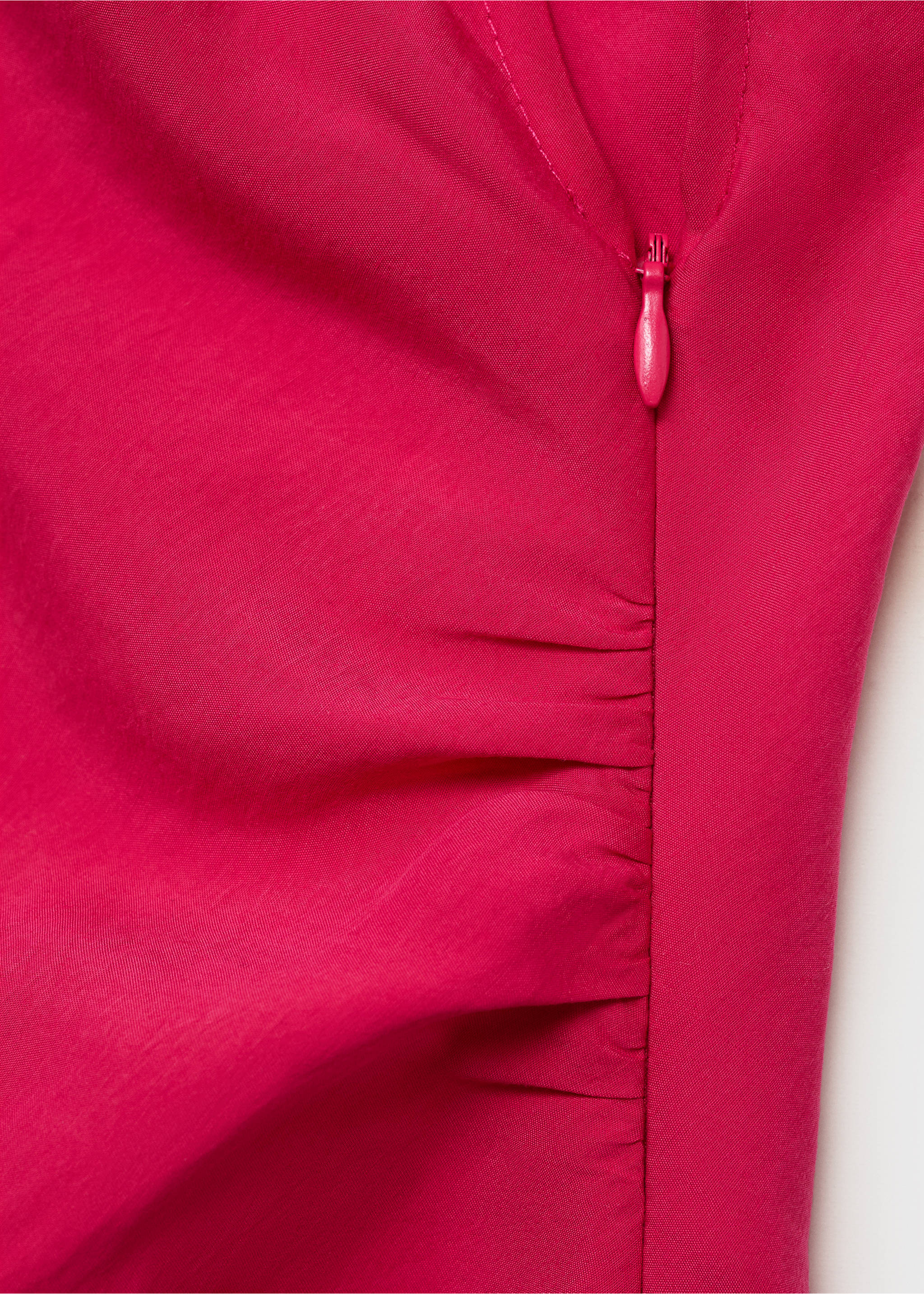 Asymmetrisches Kleid aus Modal - Detail des Artikels 8, Erdbeerrot. Ref: 87027196-00.