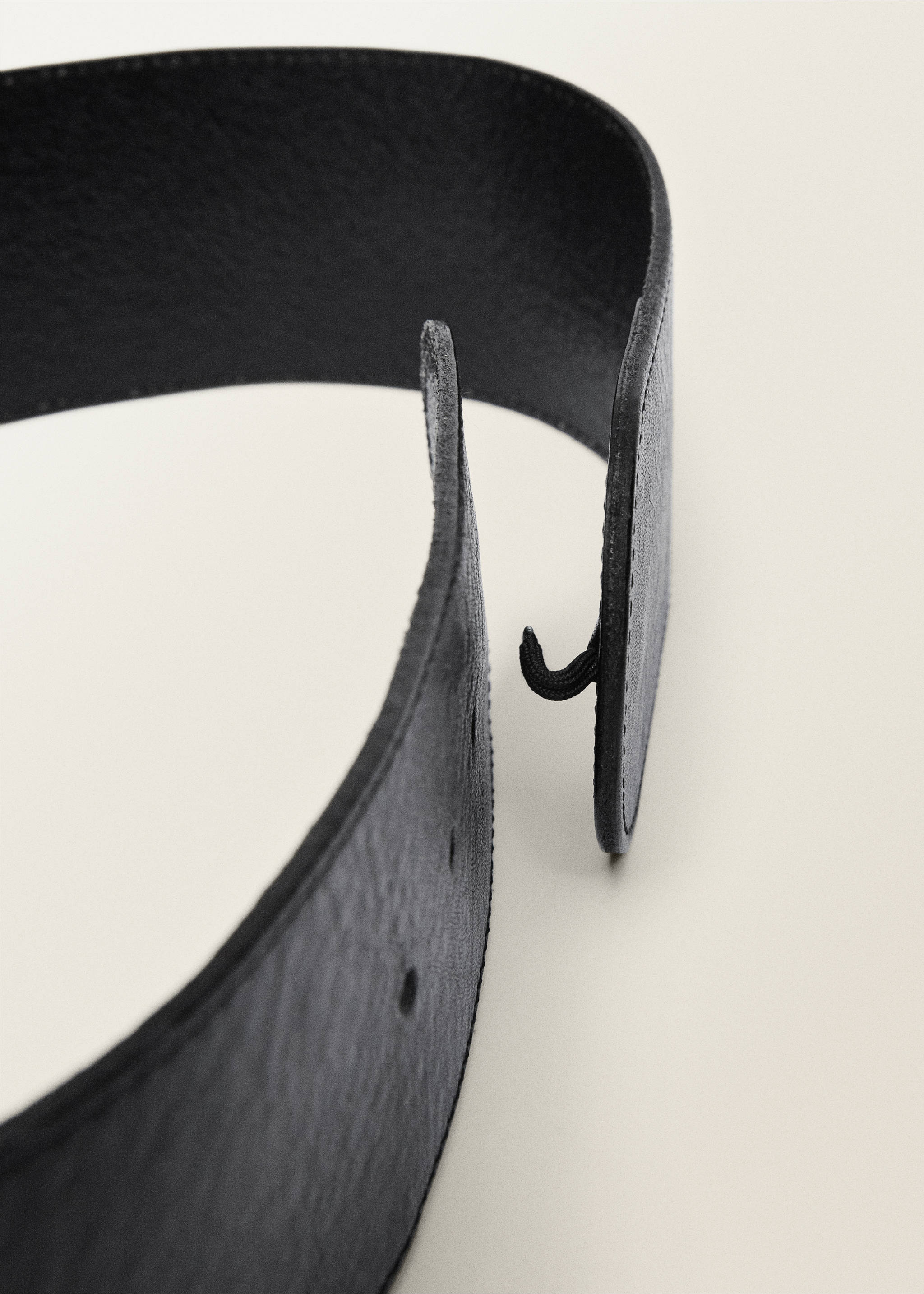 Ledergürtel mit verdeckter Schließe - Detail des Artikels 1, Schwarz. Ref: 87027712-00.