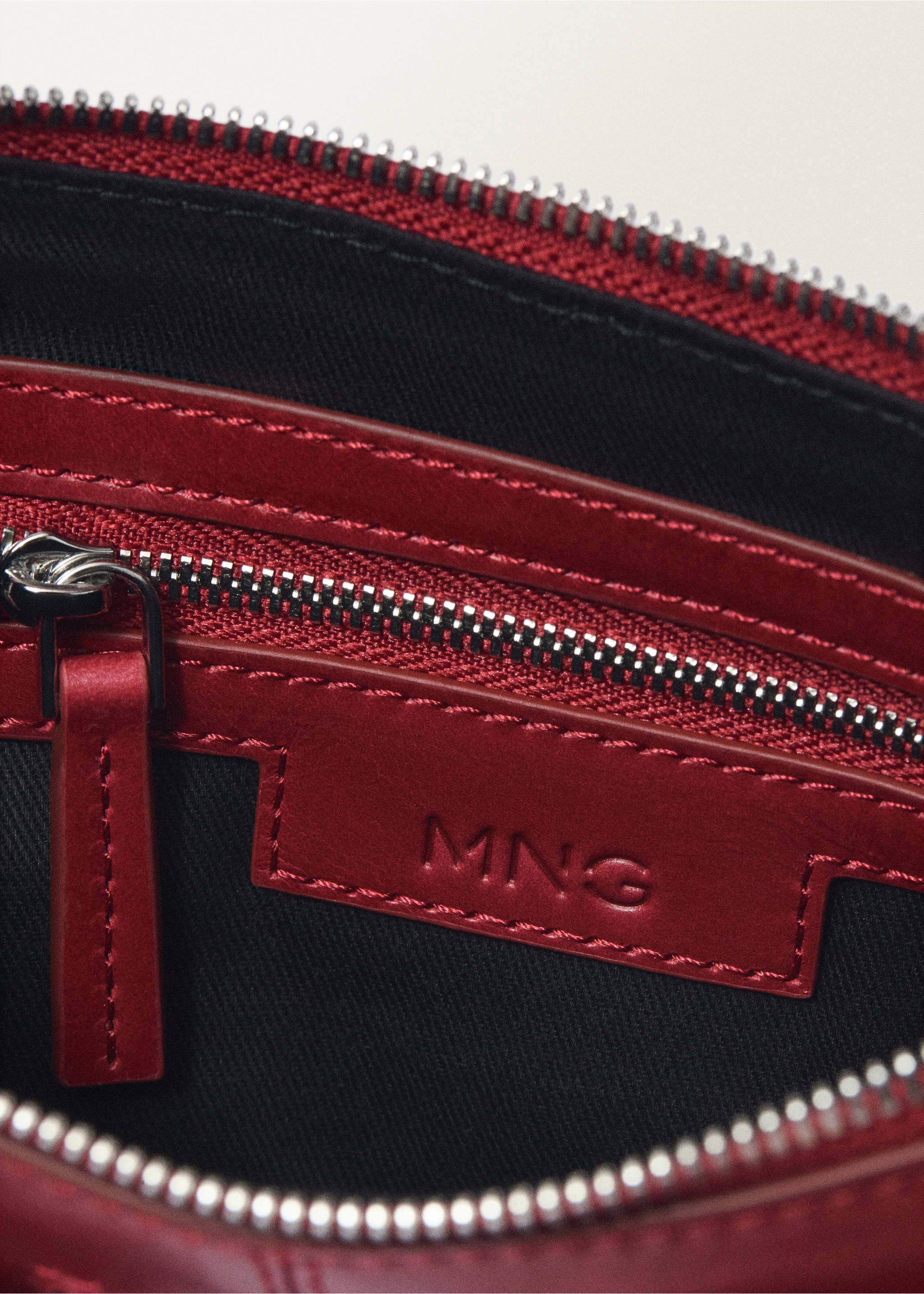 Leather shoulder bag with gathered pockets - Details of the article 3, Red. Ref: 87027715-00.