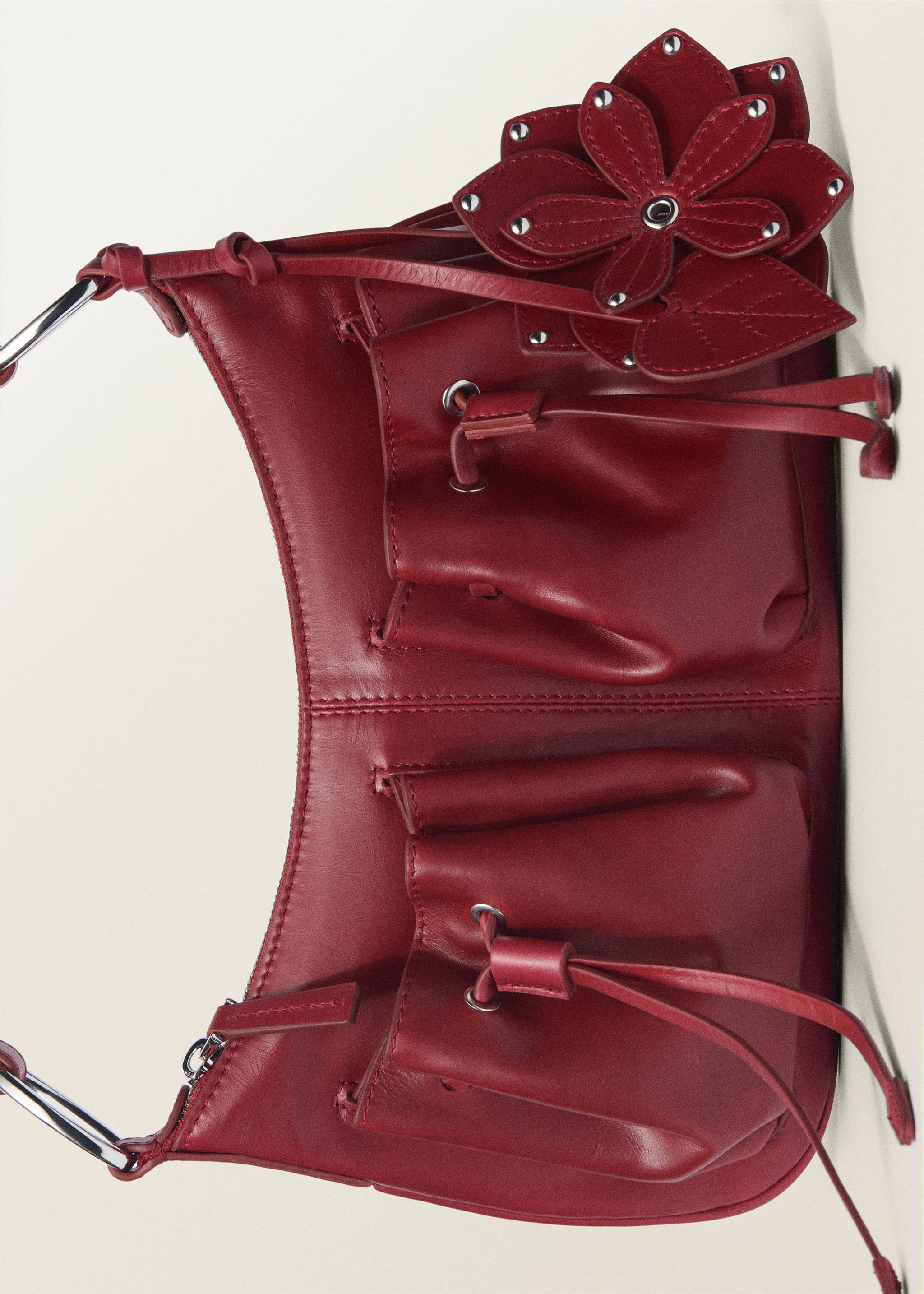 Leather shoulder bag with gathered pockets - Details of the article 4, Red. Ref: 87027715-00.