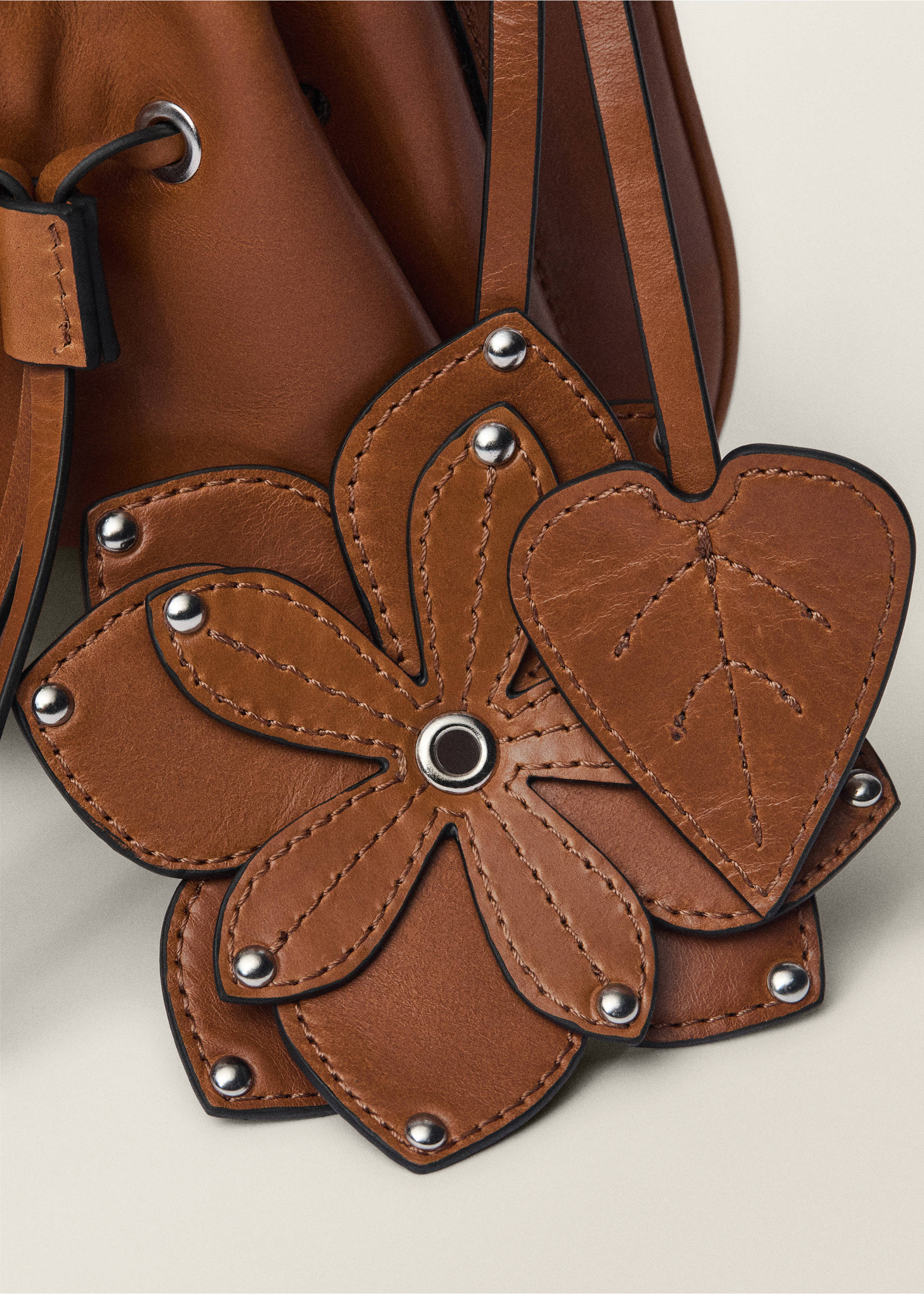 Leather shoulder bag with gathered pockets - Details of the article 2, Leather. Ref: 87027715-00.