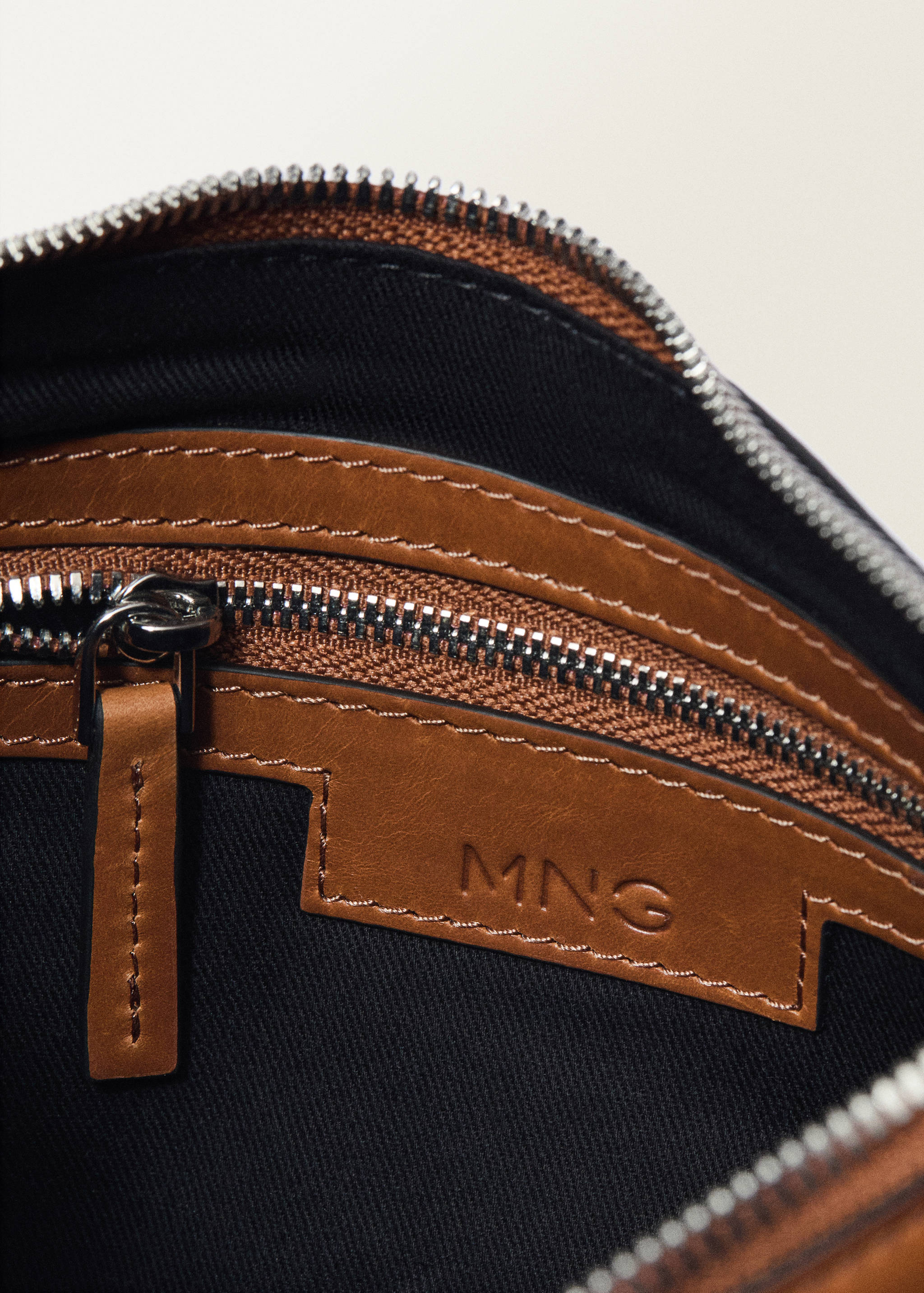 Leather shoulder bag with gathered pockets - Details of the article 3