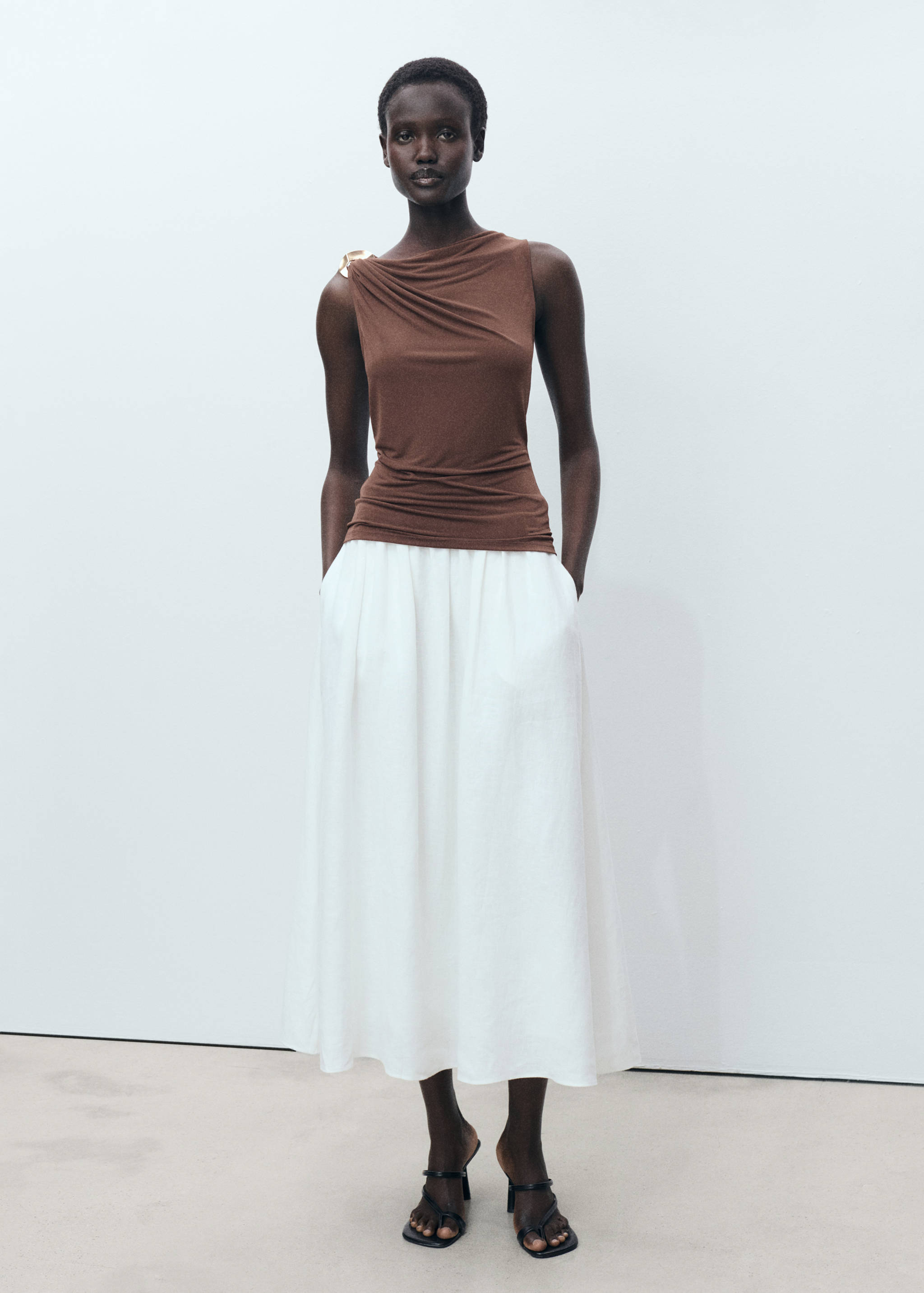 Tailliertes Top mit Metalldetail - Allgemeine Ansicht