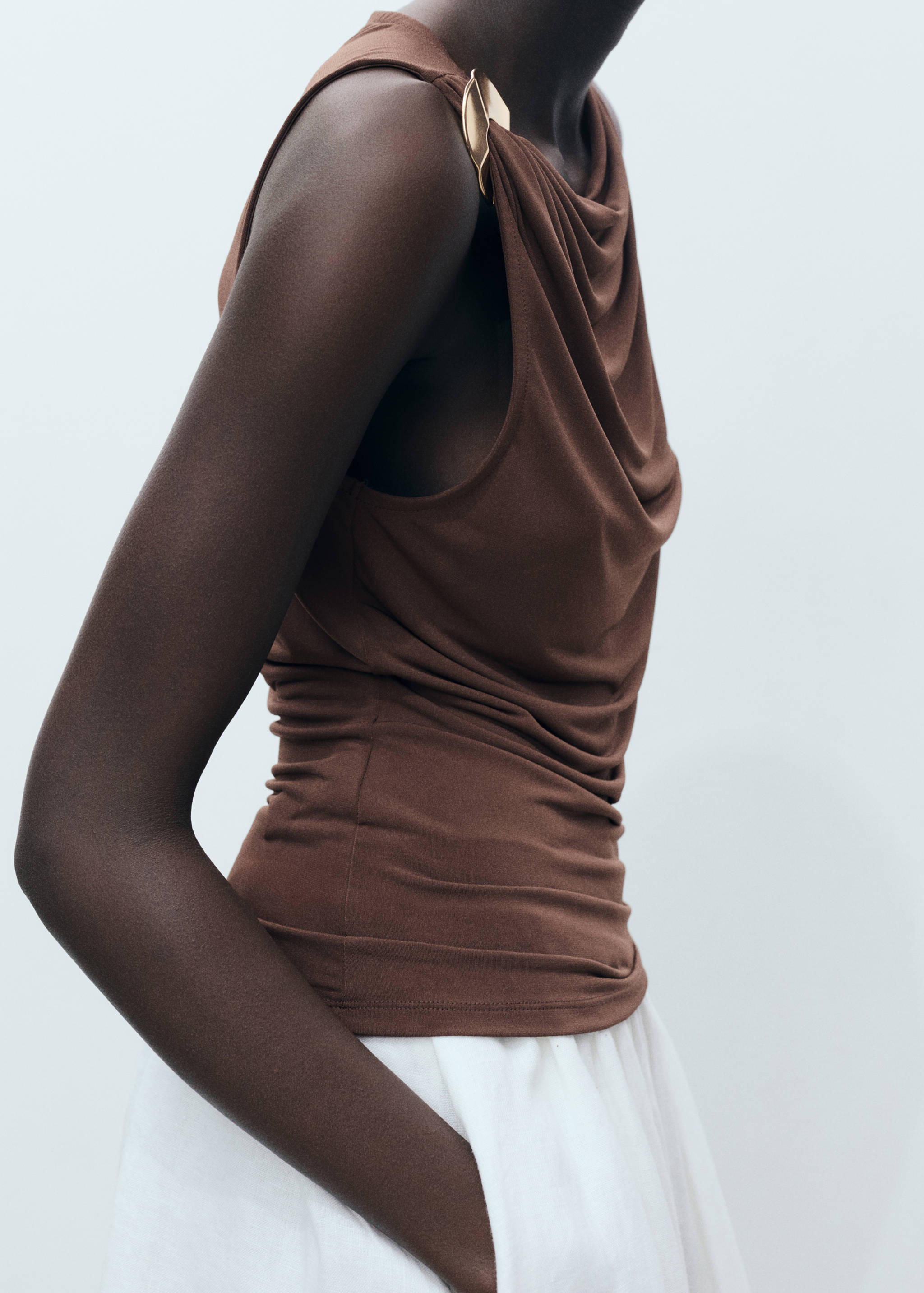 Tailliertes Top mit Metalldetail - Mittlere Ansicht