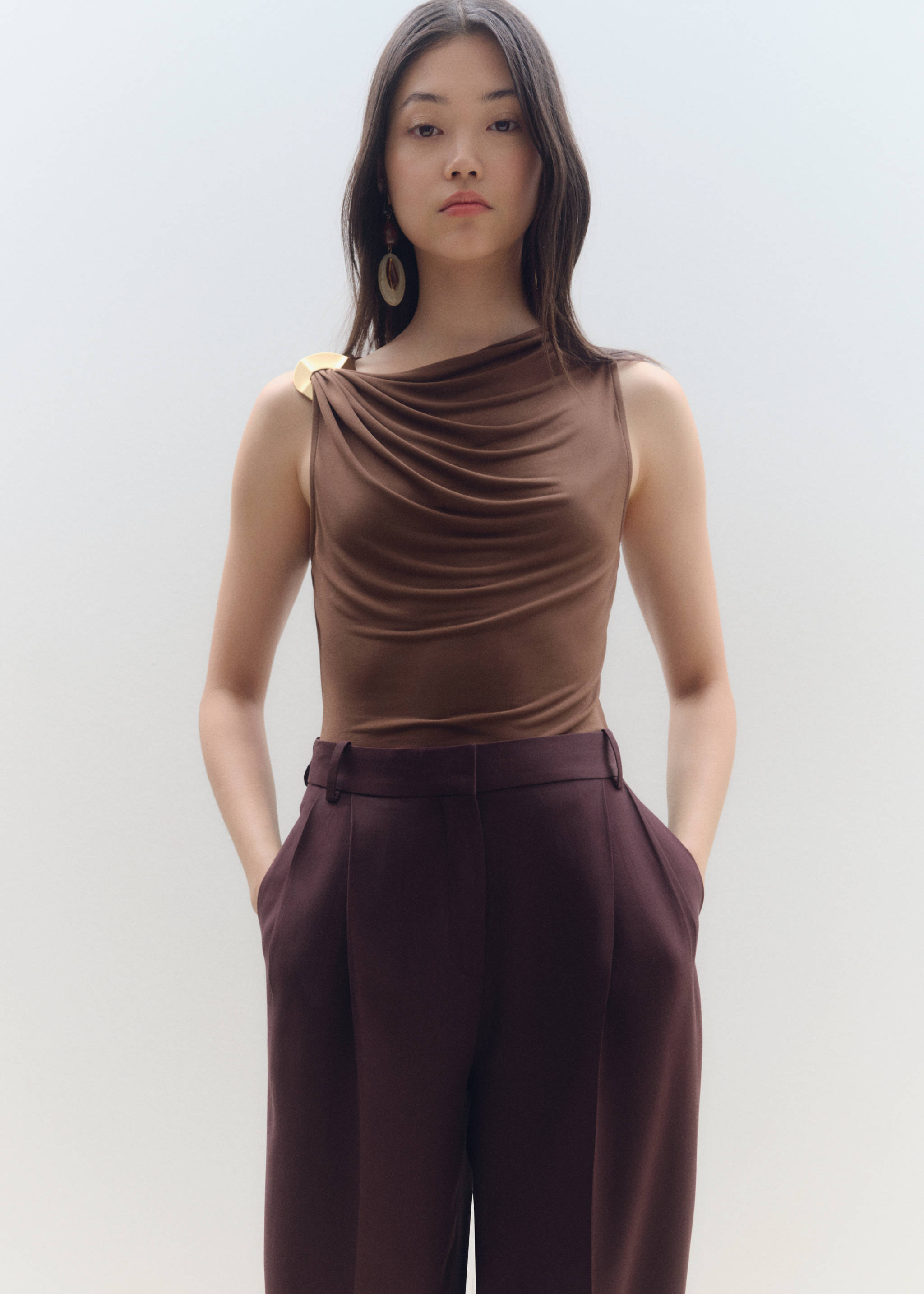 Fitted top with metallic detail - Details of the article 3, Chocolate. Ref: 87027717-00.