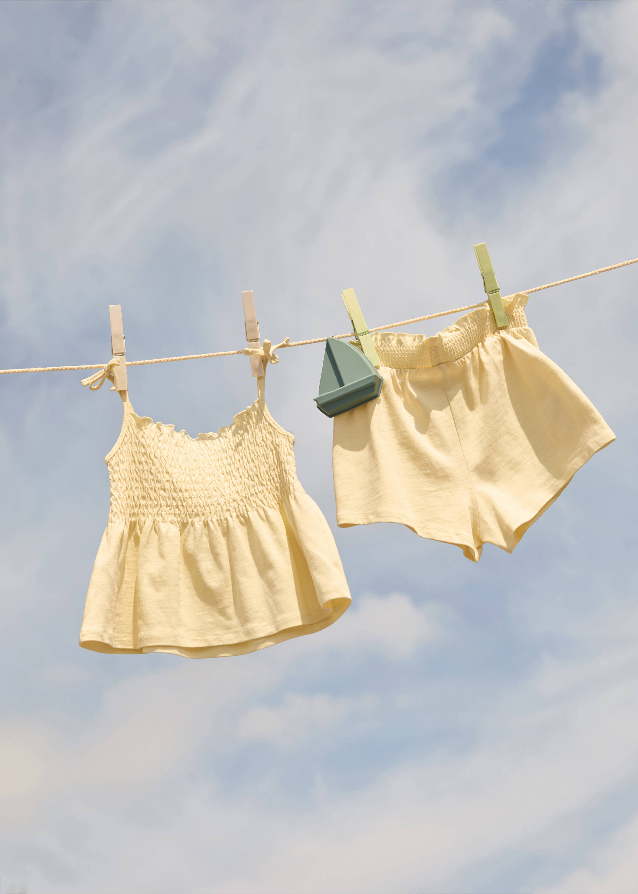 Ruched strapless top - Details of the article 5, Pastel Yellow. Ref: 87027897-00.
