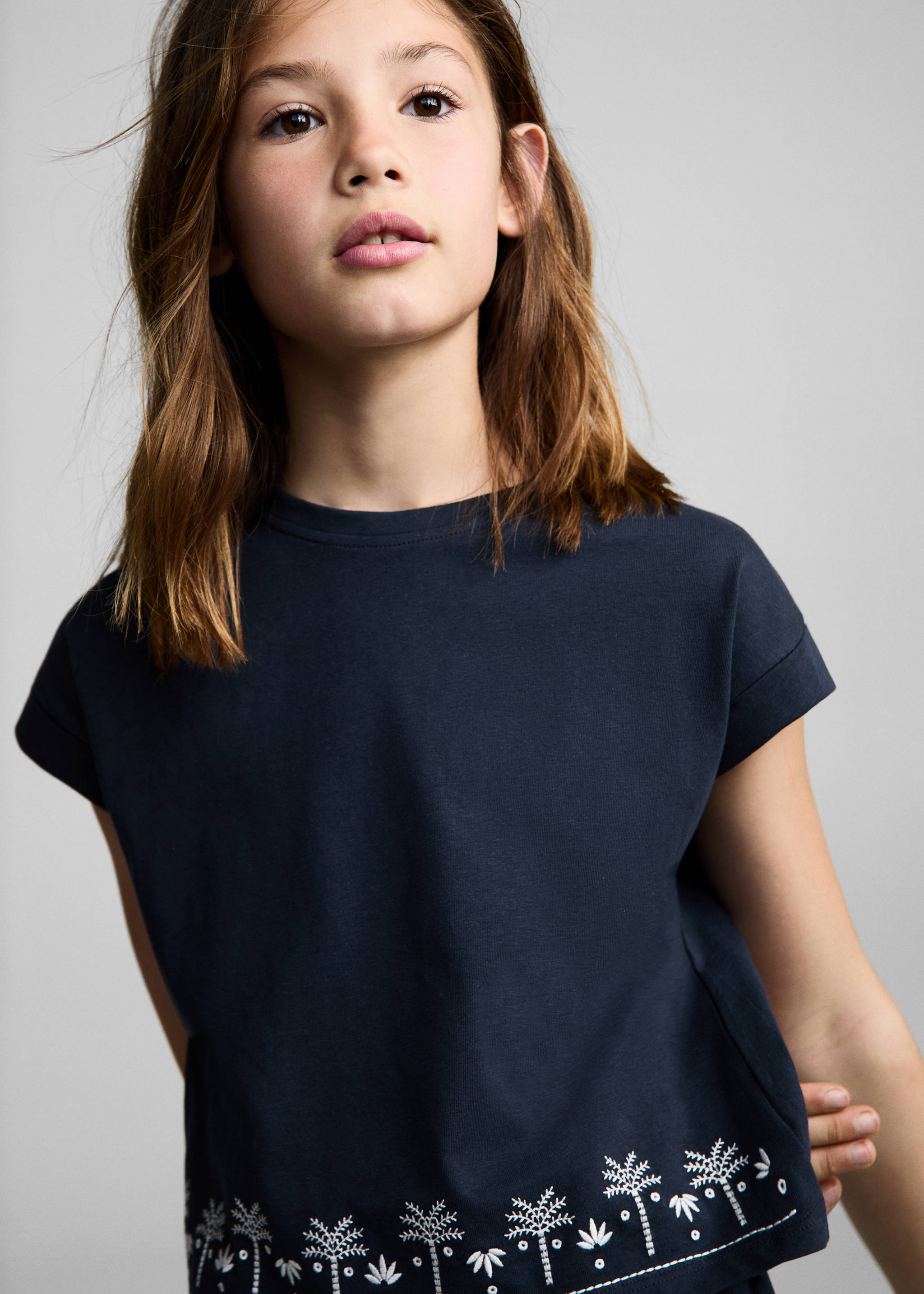 Embroidered short-sleeved t-shirt - Details of the article 1