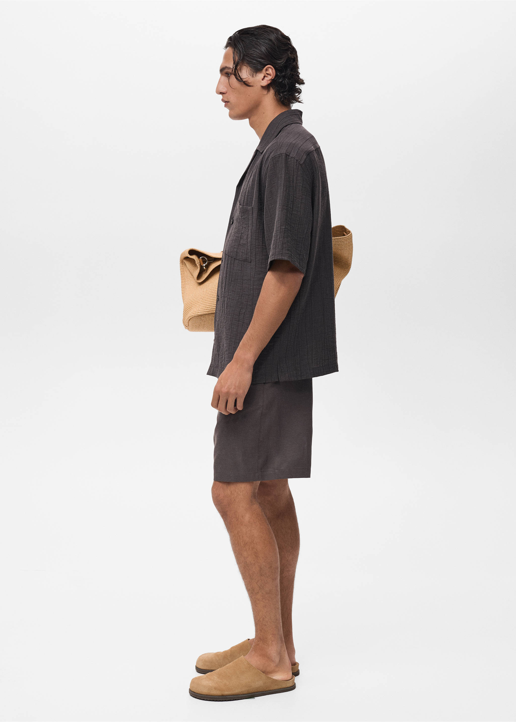 Camisa com efeito enrugado - Pormenor do artigo 2, Castanho. Ref: 87027903-00.