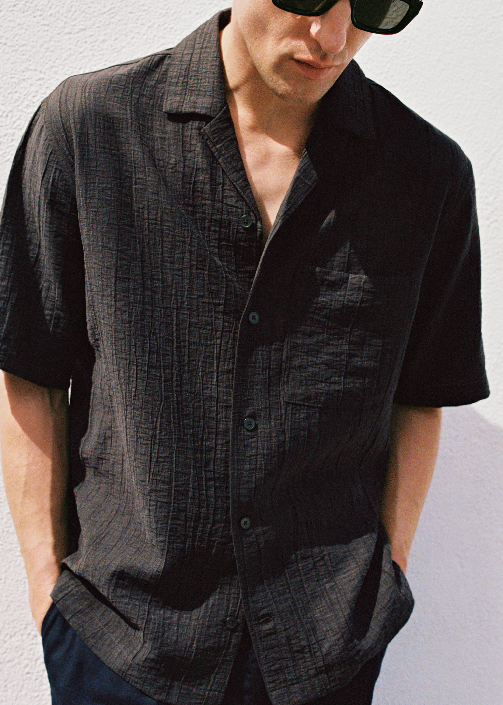 Camisa com efeito enrugado - Pormenor do artigo 3, Castanho. Ref: 87027903-00.