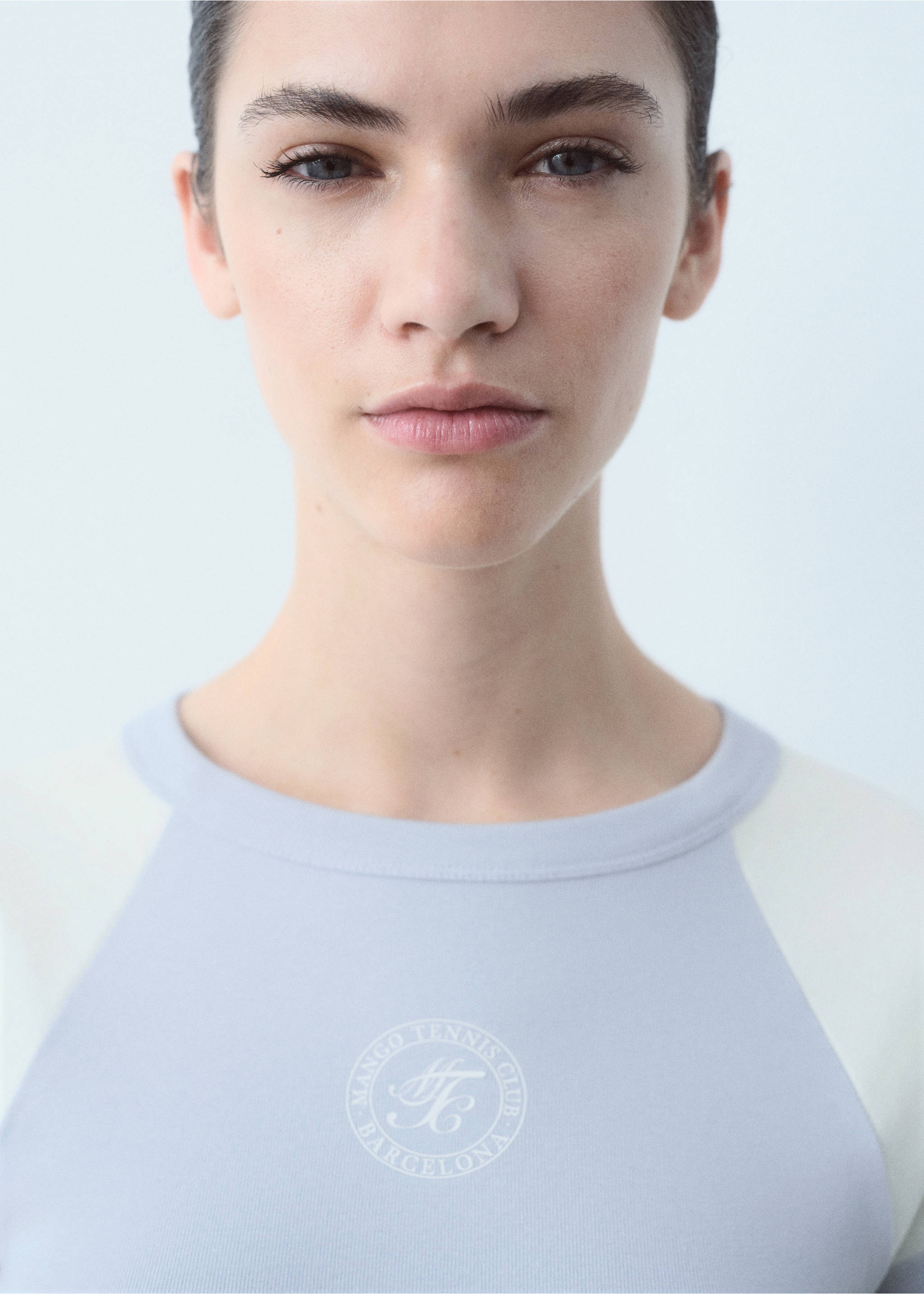 Katoenen T-shirt met contrasterende mouwen - Detail van het artikel 1, Hemelsblauw. Ref: 87027909-00.