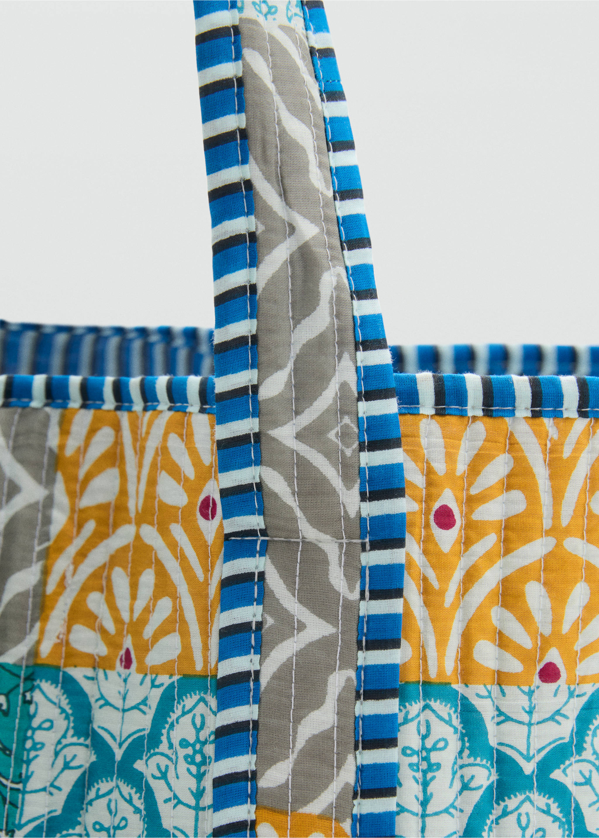 Quilted patchwork bag - Details of the article 1, Blue. Ref: 87028263-00.