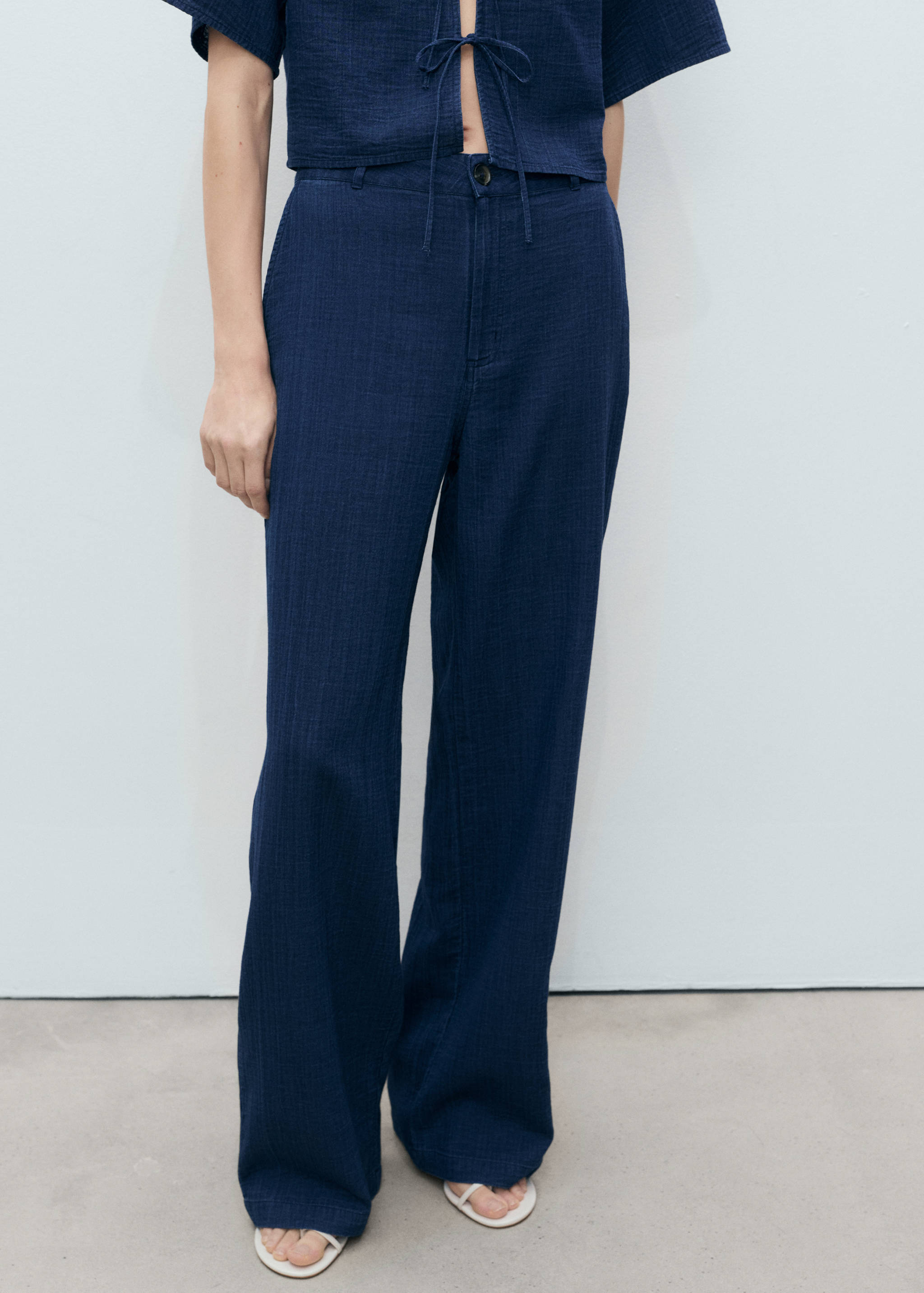 Pantalón denim fluido tiro alto - Plano medio