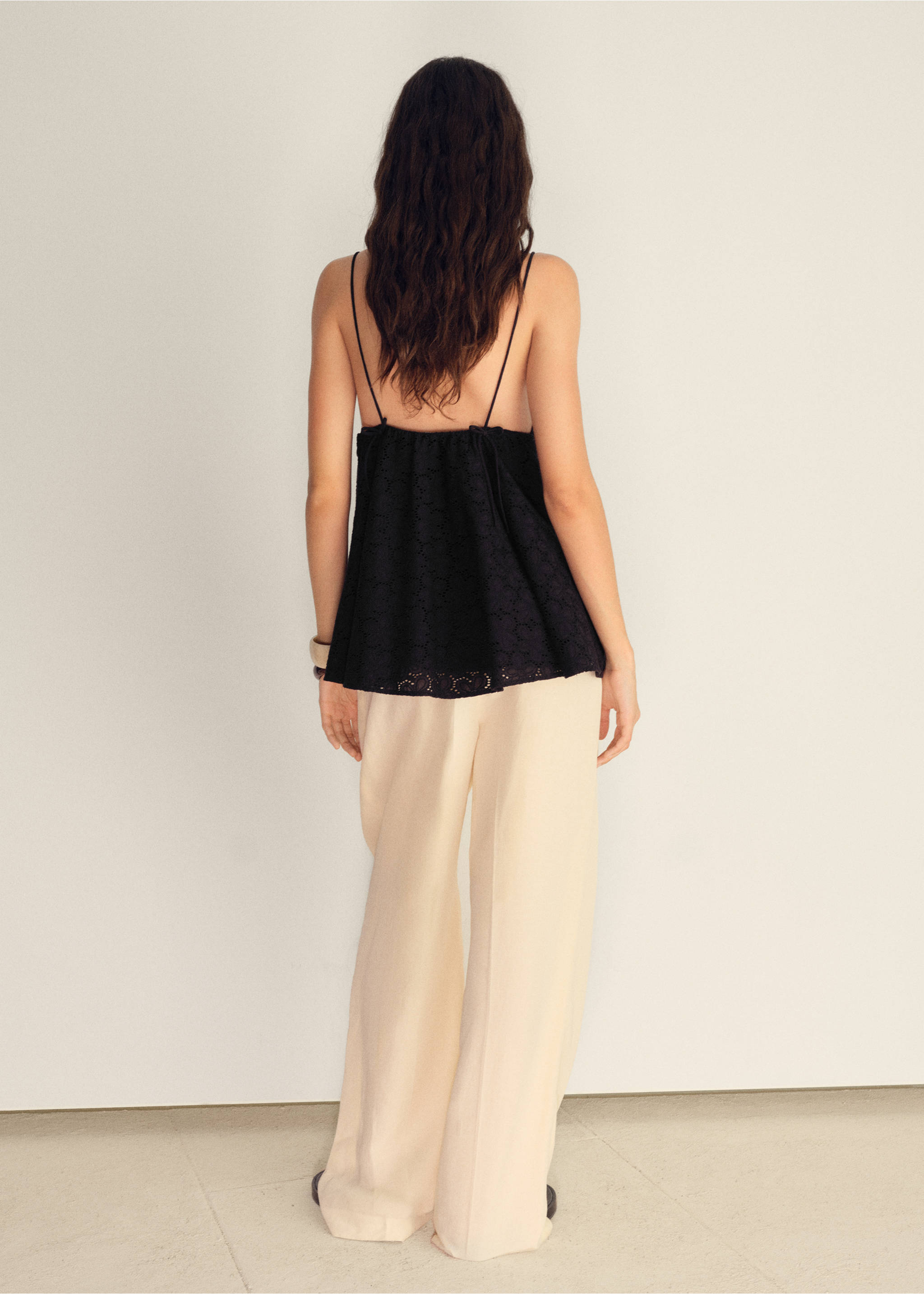 V-neck embroidered top - Reverse of the article, Black. Ref: 87028648-00.