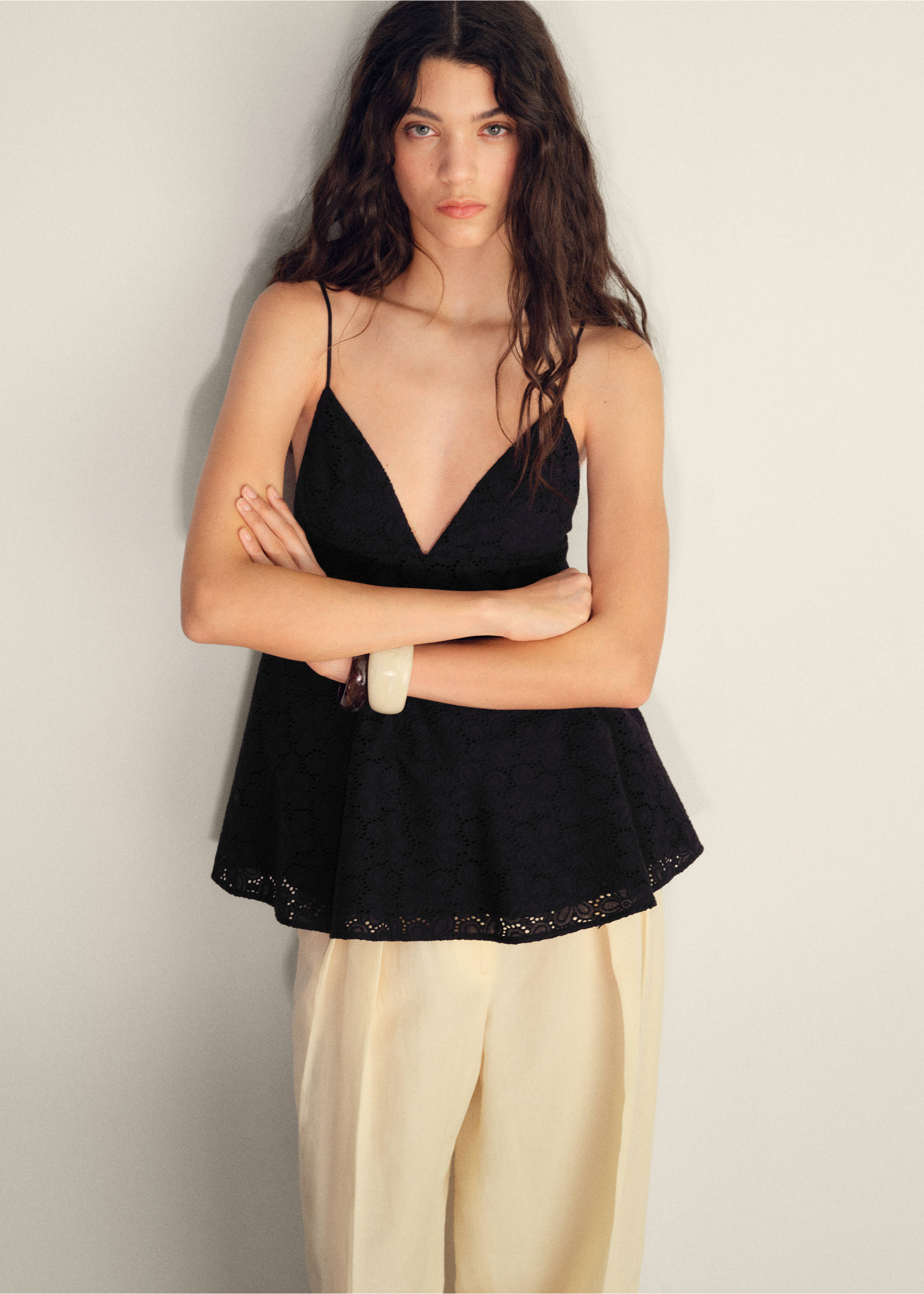 V-neck embroidered top - Details of the article 1, Black. Ref: 87028648-00.