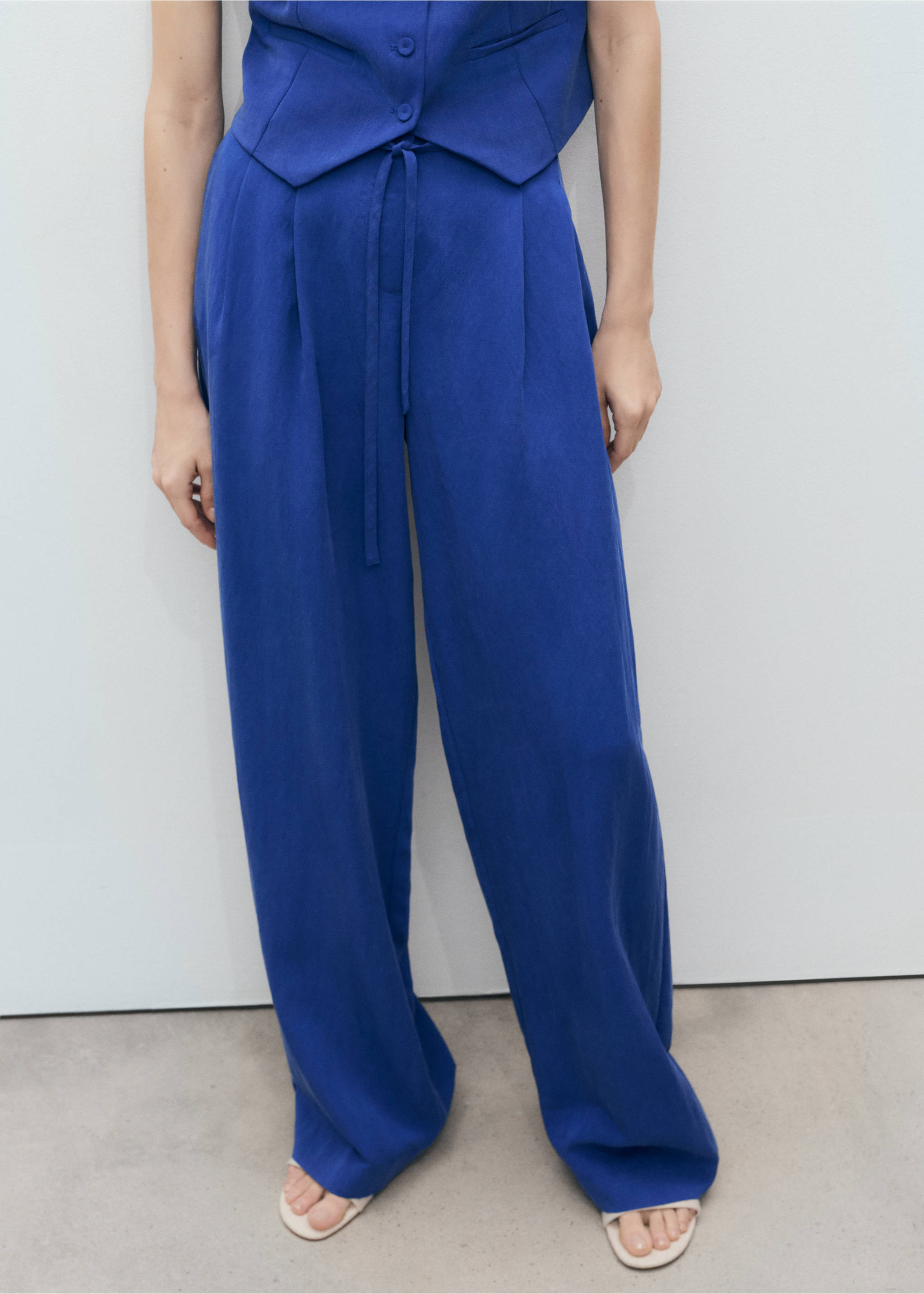 Lyocell suit trousers with bow belt - Medium plane, Blue. Ref: 87029067-00.