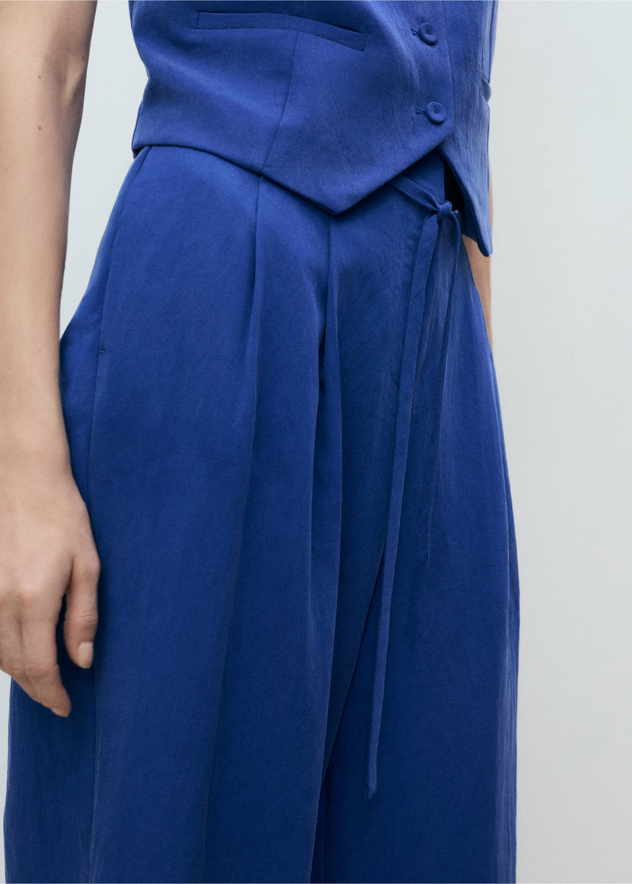 Lyocell suit trousers with bow belt - Details of the article 1, Blue. Ref: 87029067-00.