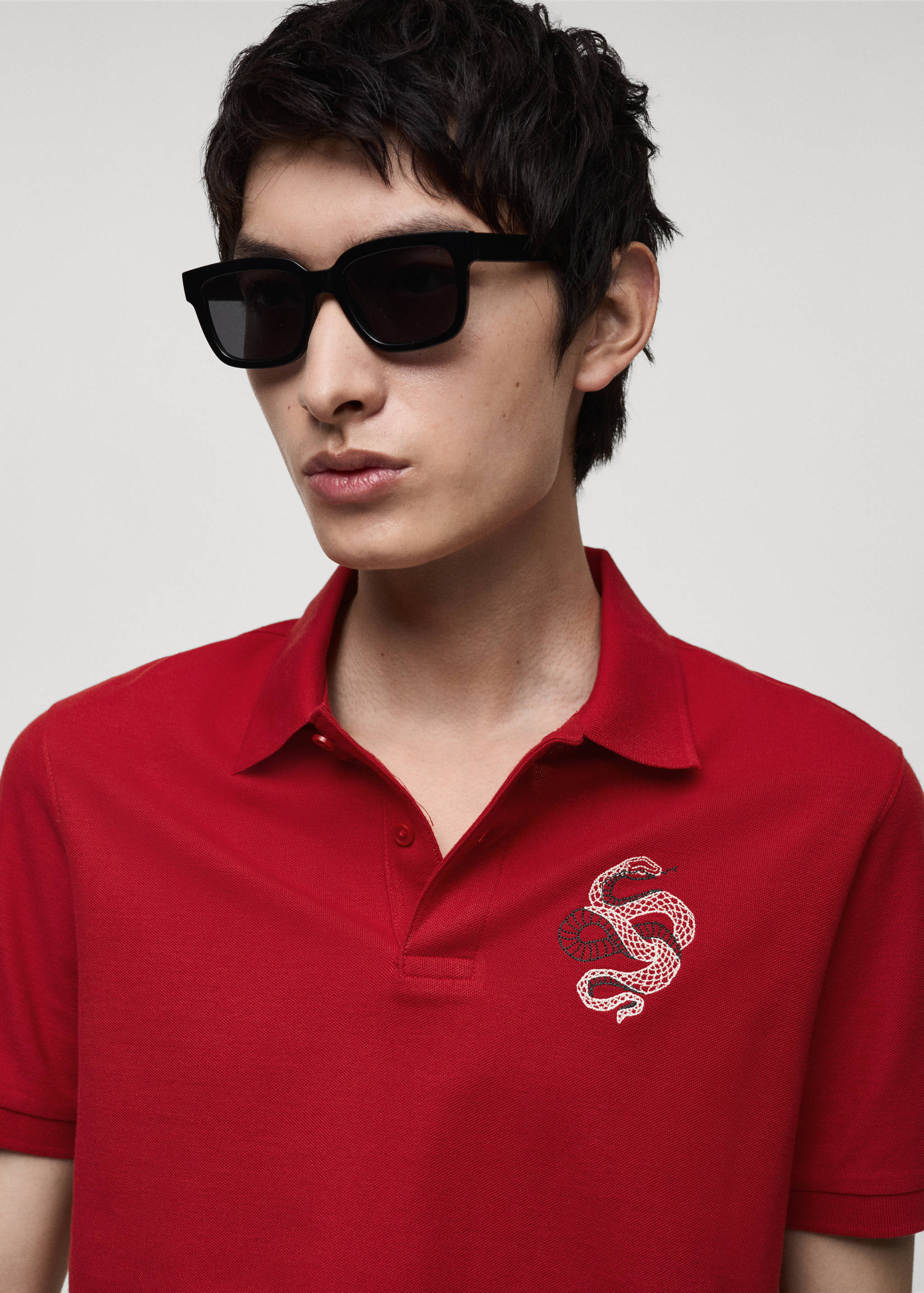 100% cotton polo shirt with embroidered graphic on the chest - Details of the article 1