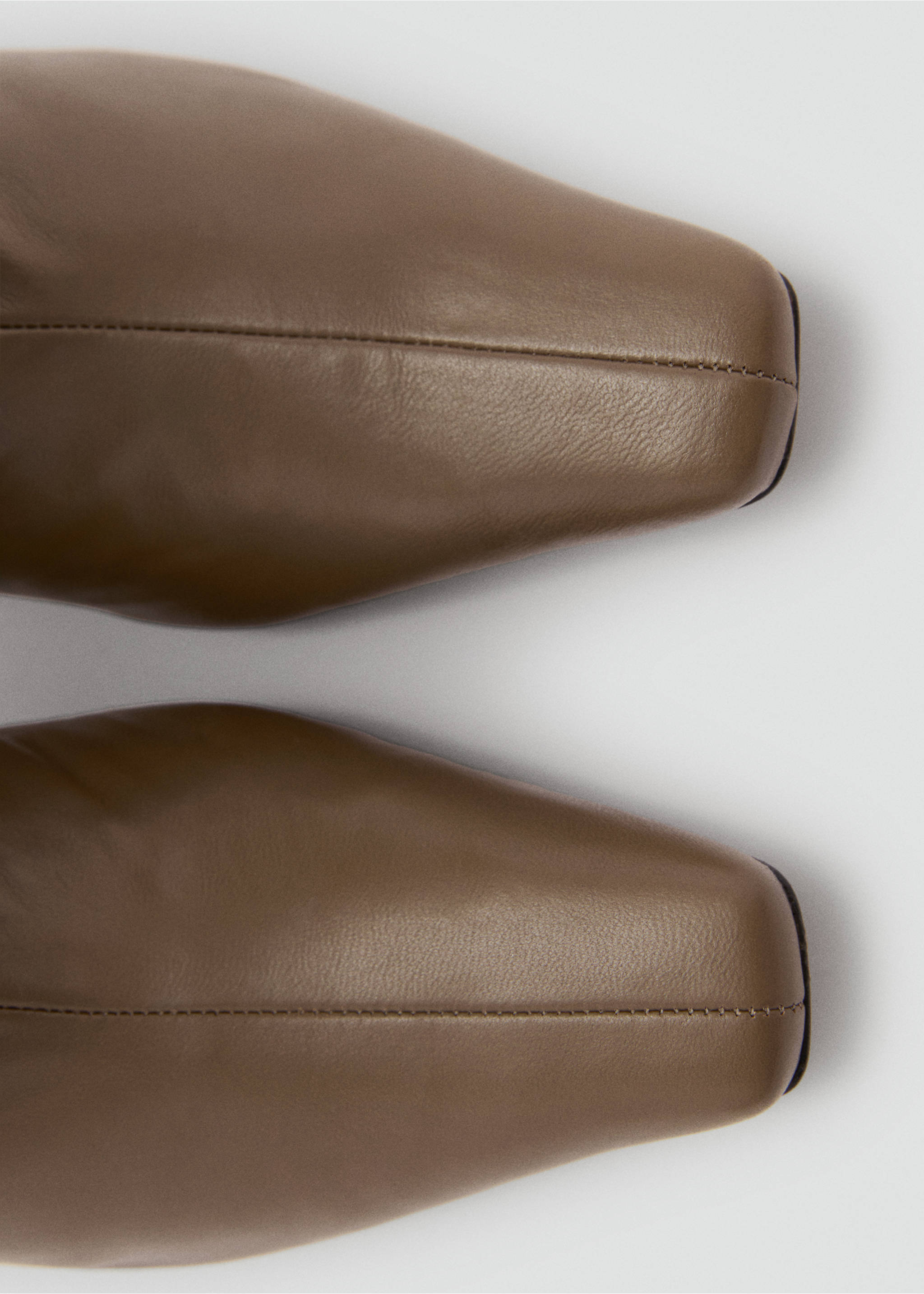 Lederstiefelette mit Fransenabsatz - Detail des Artikels 3, Khaki. Ref: 87030257-00.