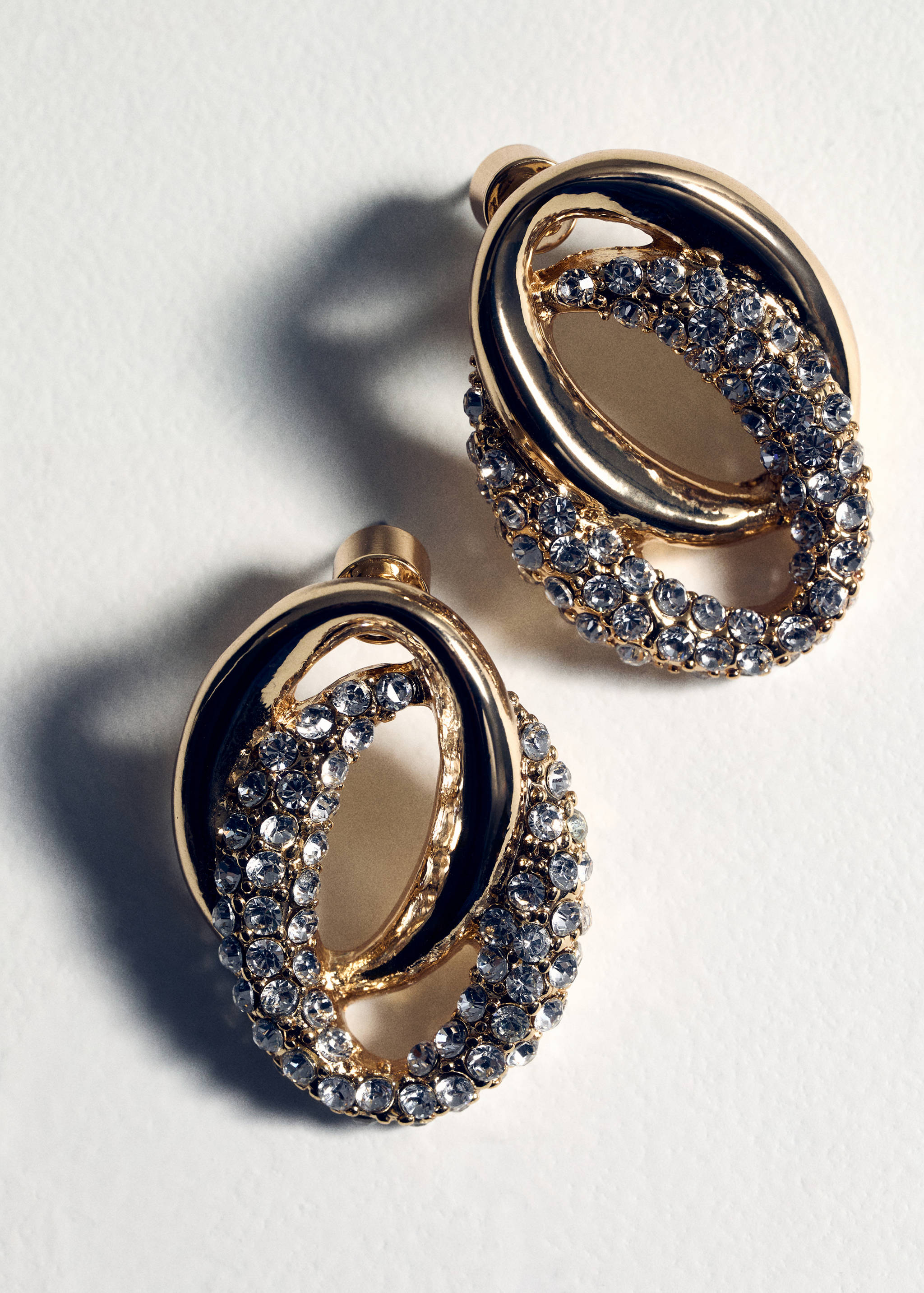 Linked hoop earrings with crystals - Details of the article 5