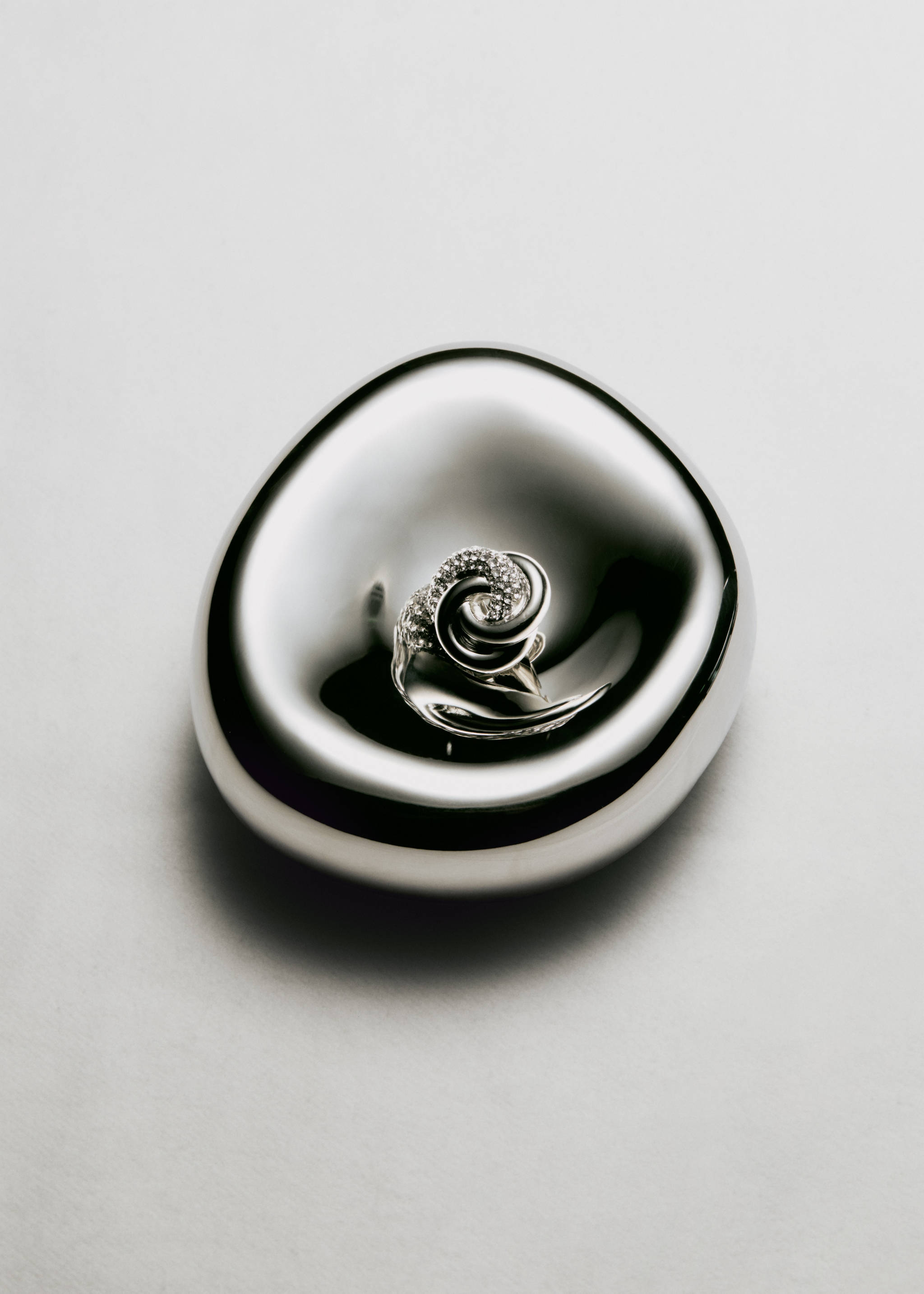 Linked hoop earrings with crystals - General plane