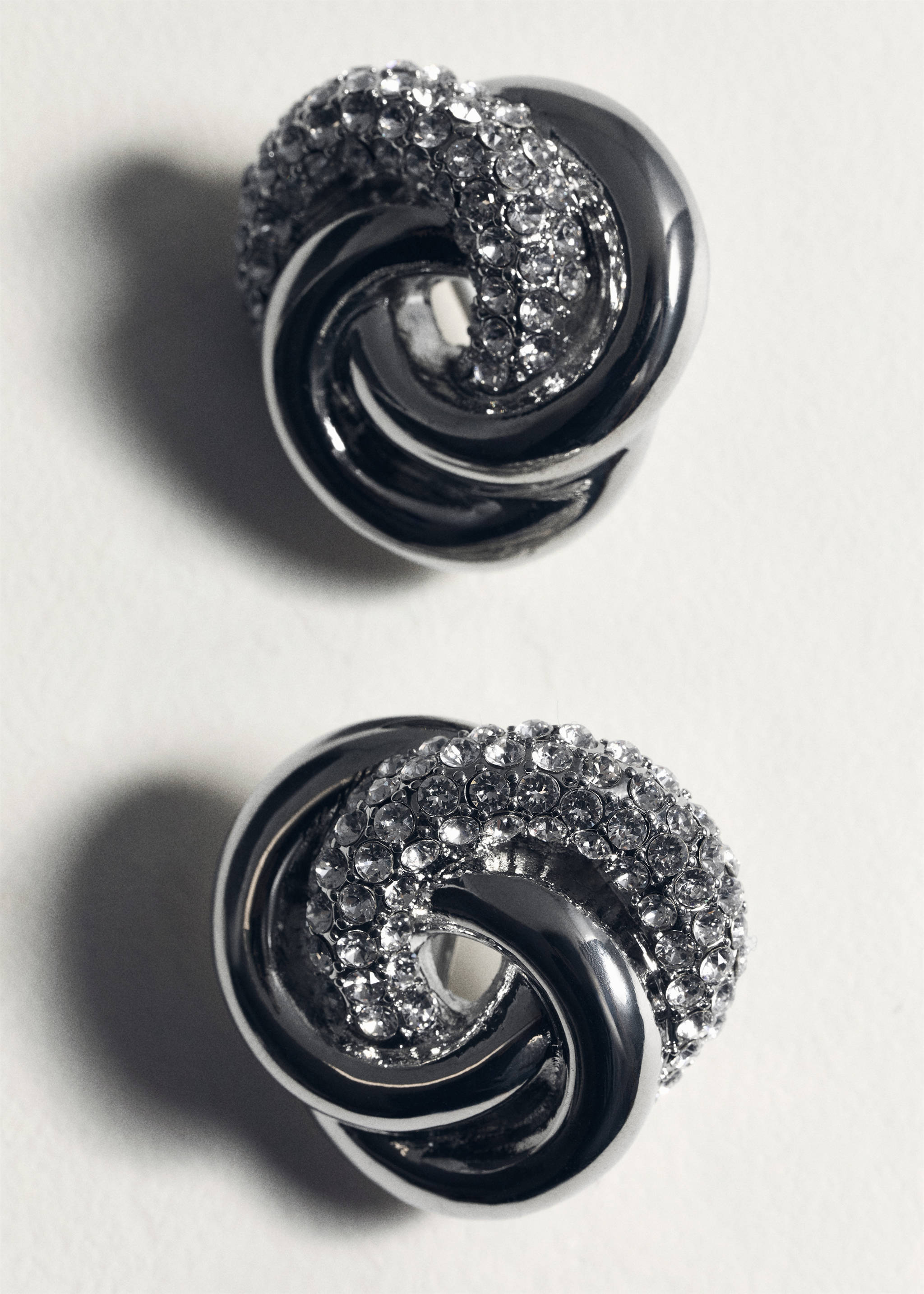 Linked hoop earrings with crystals - Details of the article 5