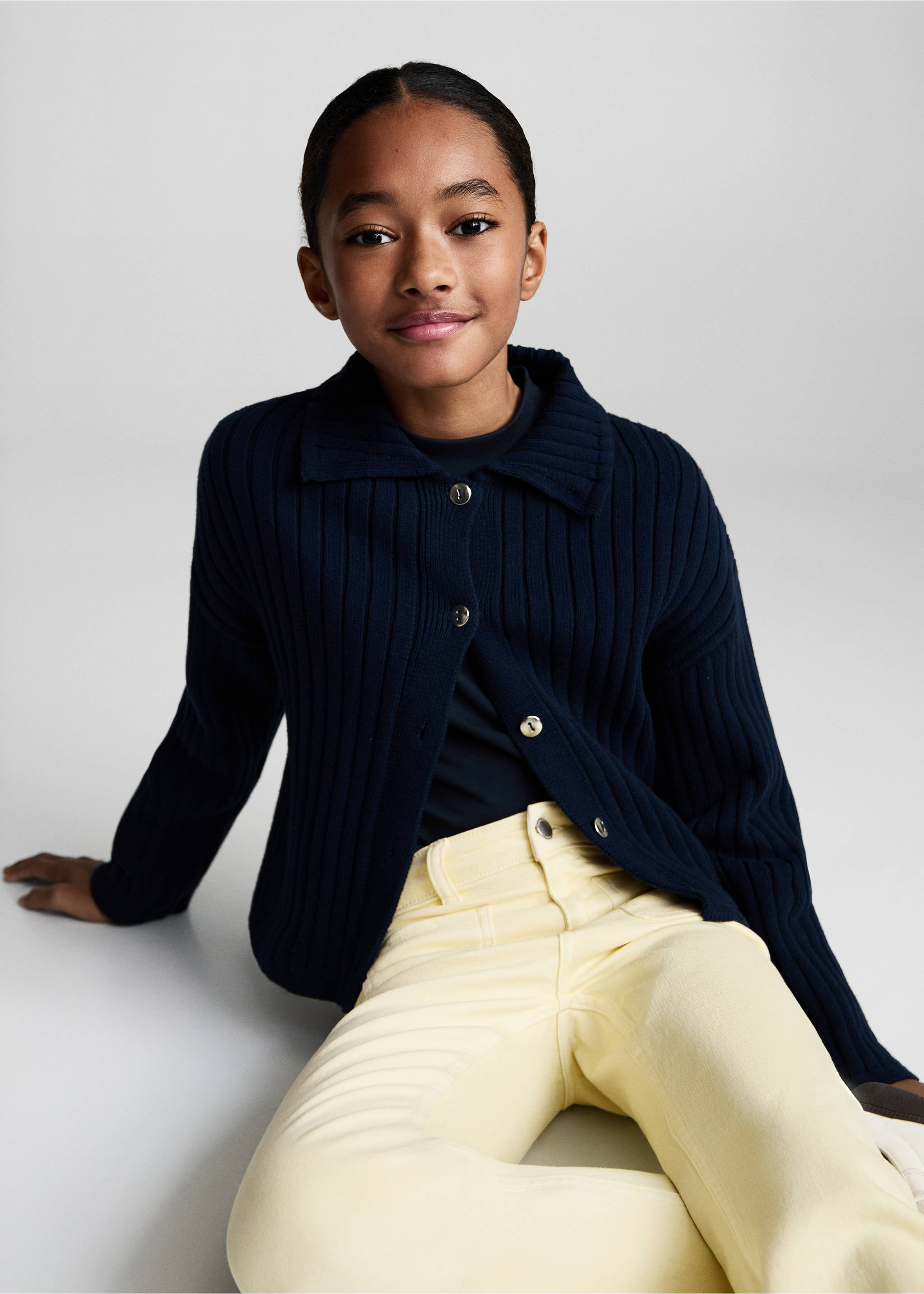 Flared jeans with pocket - Details of the article 2, Pastel Yellow. Ref: 87030424-00.