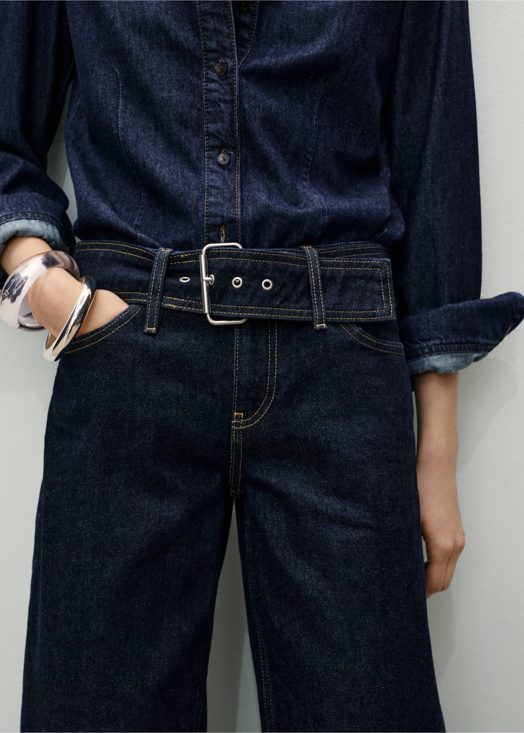 Low-rise straight jeans with belt - Details of the article 6, Open Blue. Ref: 87030427-00.