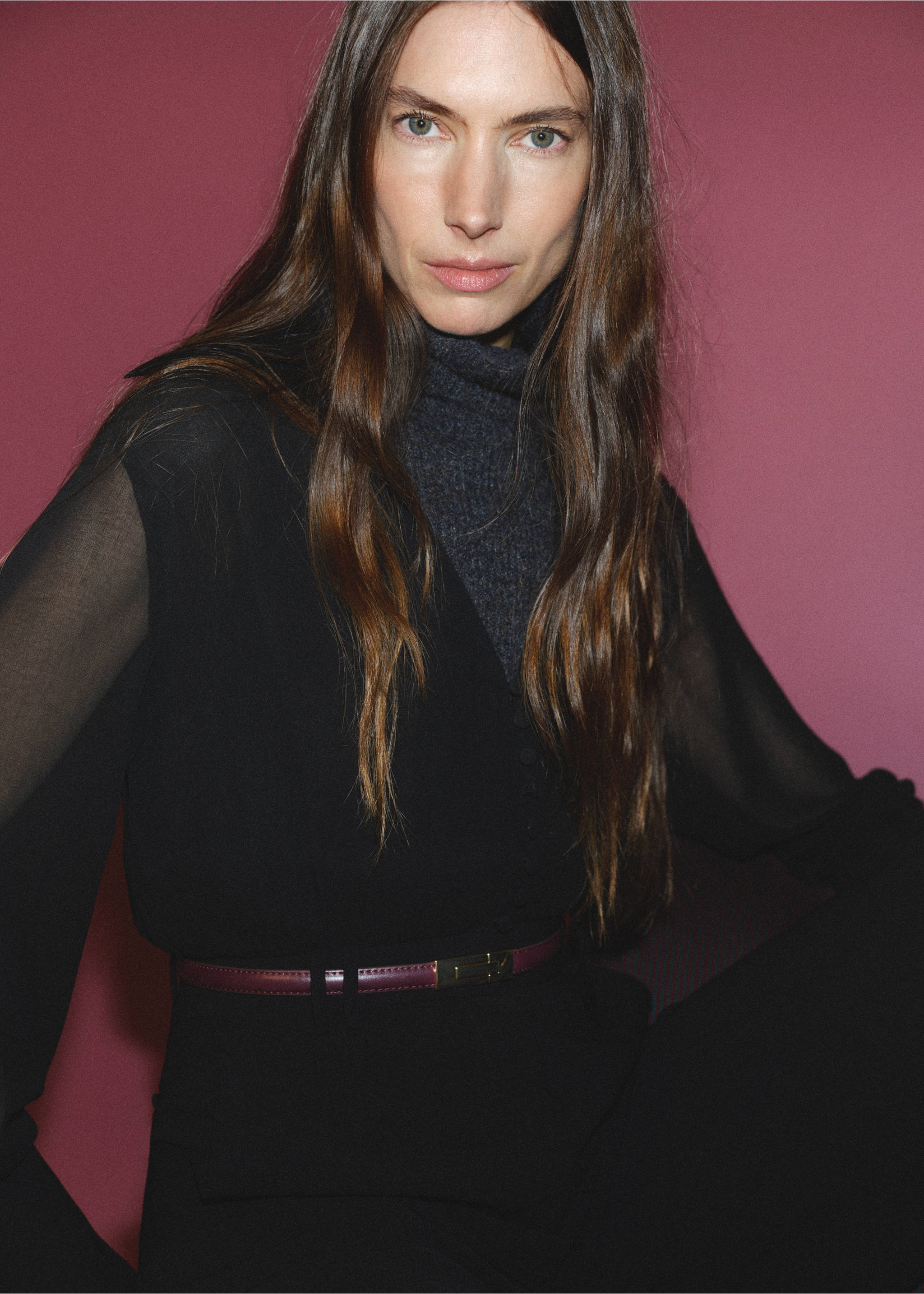 Slim burgundy leather belt with a metallic buckle worn with a black outfit., Burgundy. Ref: 87030432-00.