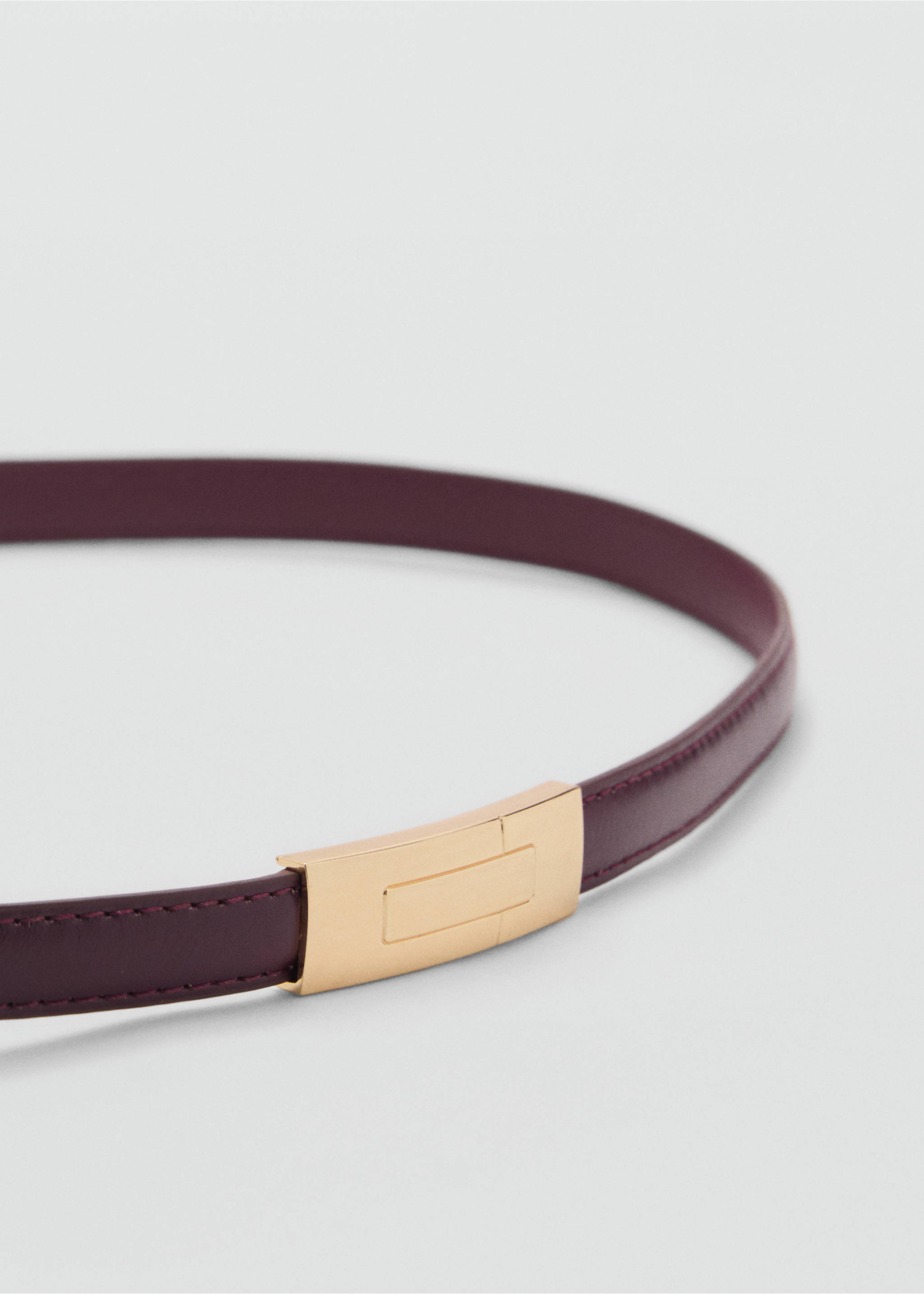 Slim burgundy belt with a rectangular gold buckle., Burgundy. Ref: 87030432-00.