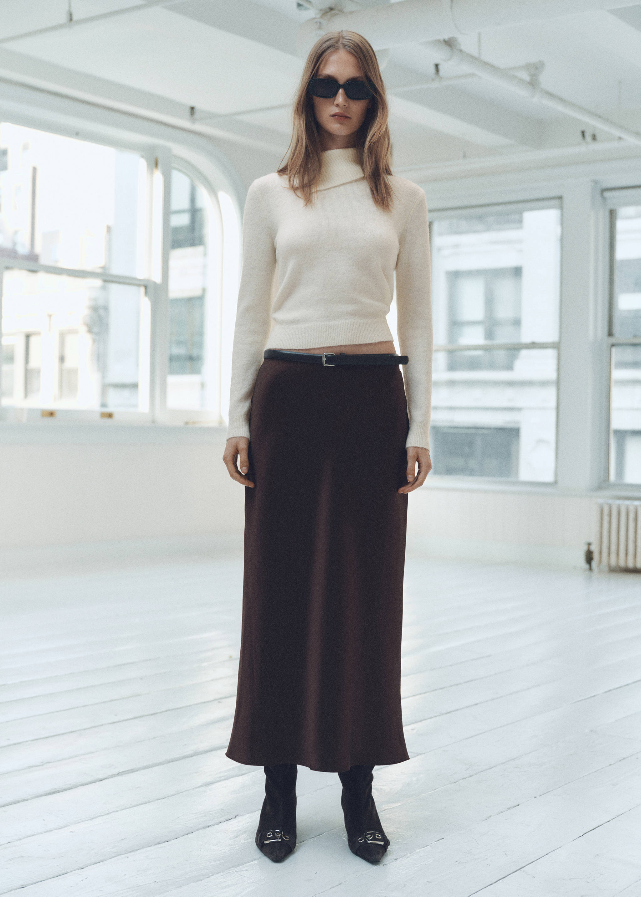 Sweter z wykładanym kołnierzem - Plan ogólny