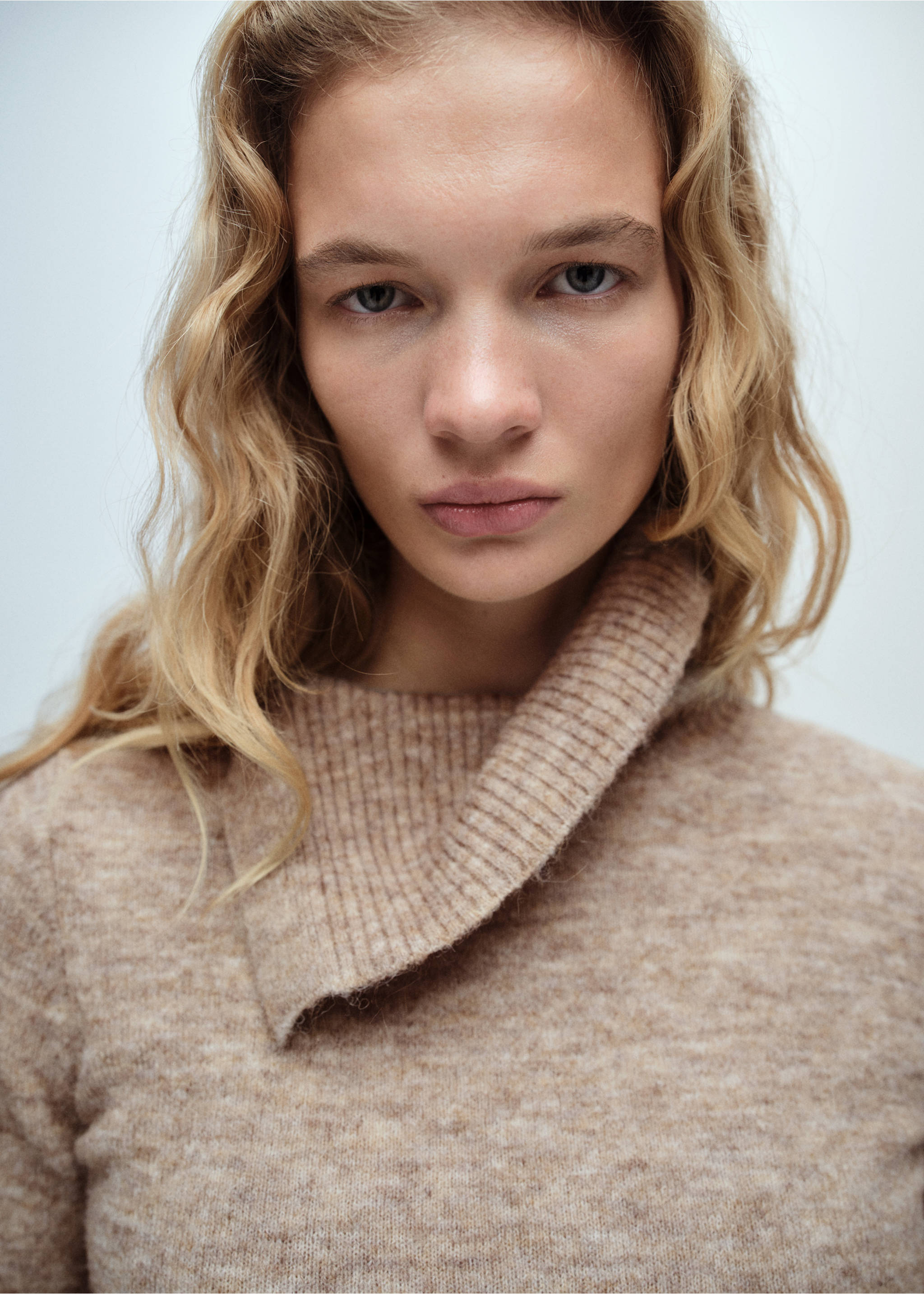 Sweater with wraparound lapel neck - Details of the article 1, Light/Pastel Grey. Ref: 87030434-00.