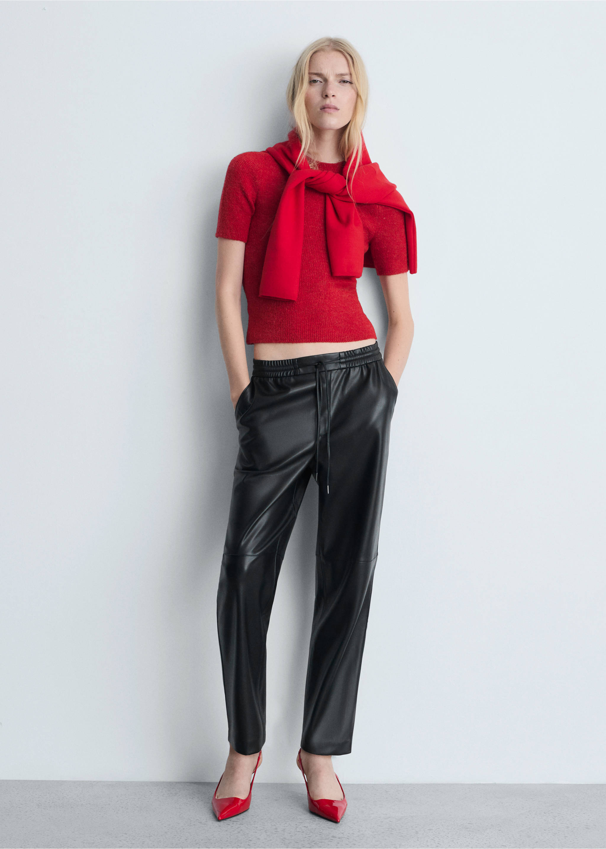 Faux-leather trousers with elastic waist - General plane, Black. Ref: 87030436-00.