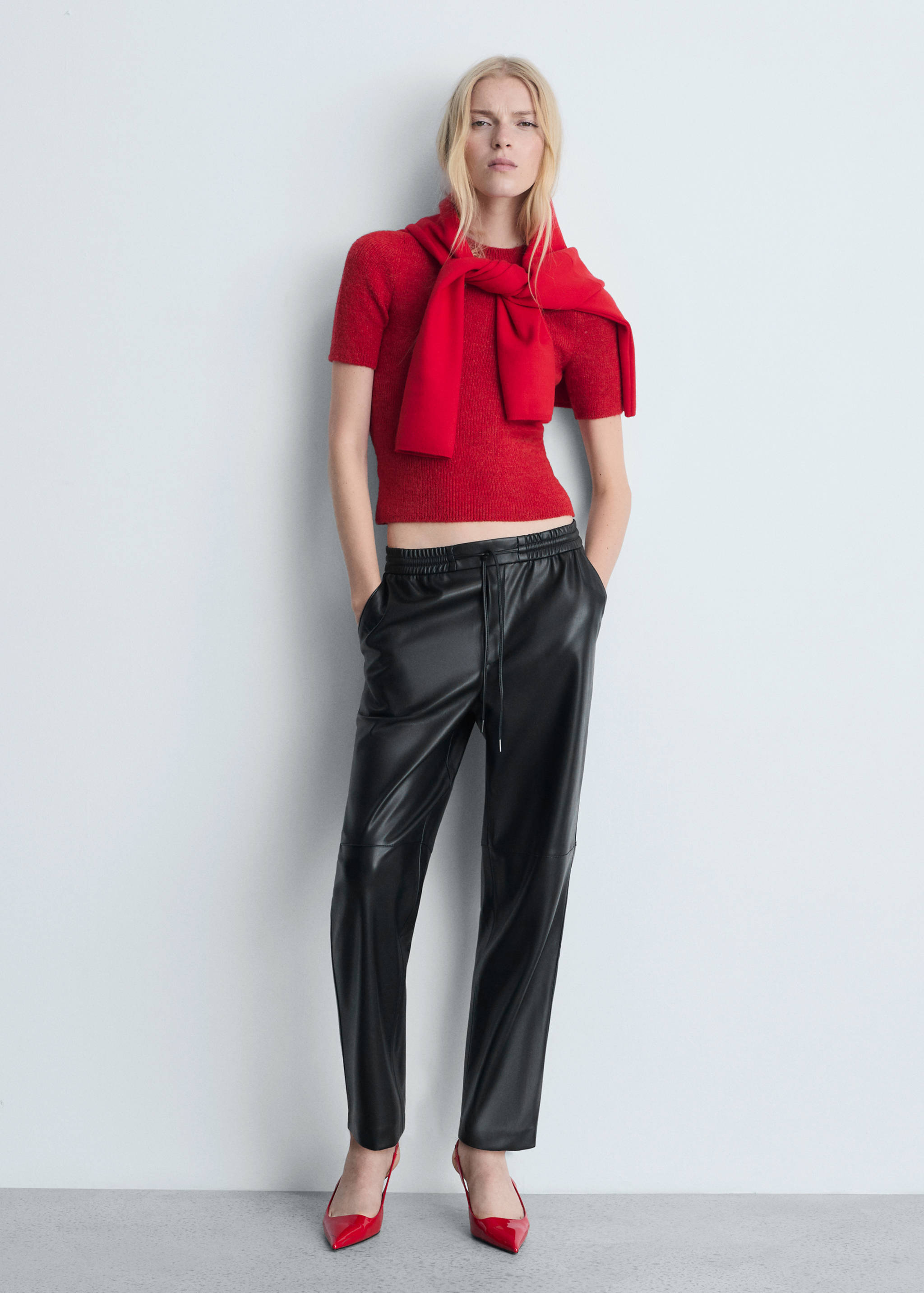 Pantalón cintura elástica efecto piel - Plano general