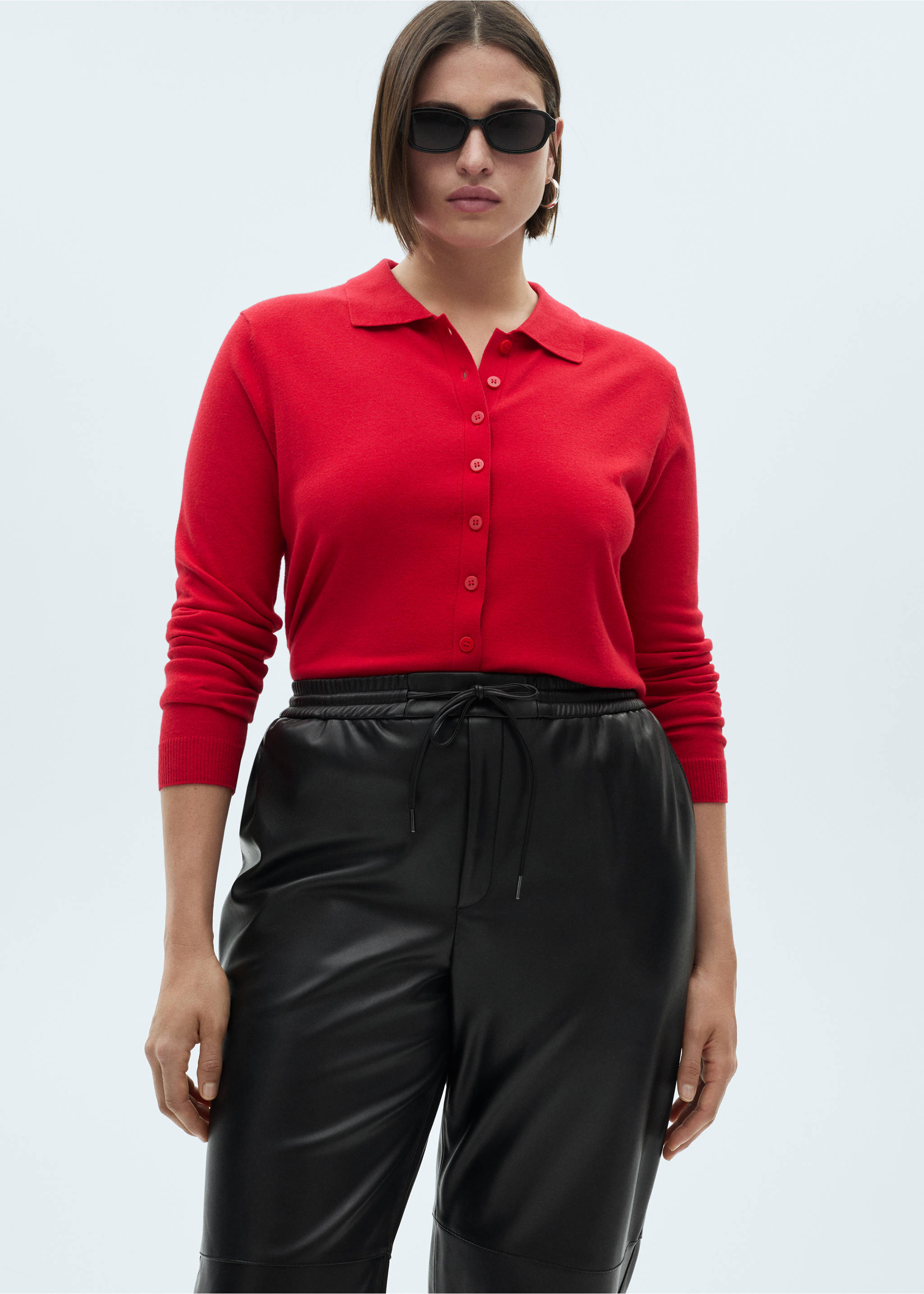 Faux-leather trousers with elastic waist - Details of the article 4, Black. Ref: 87030436-00.