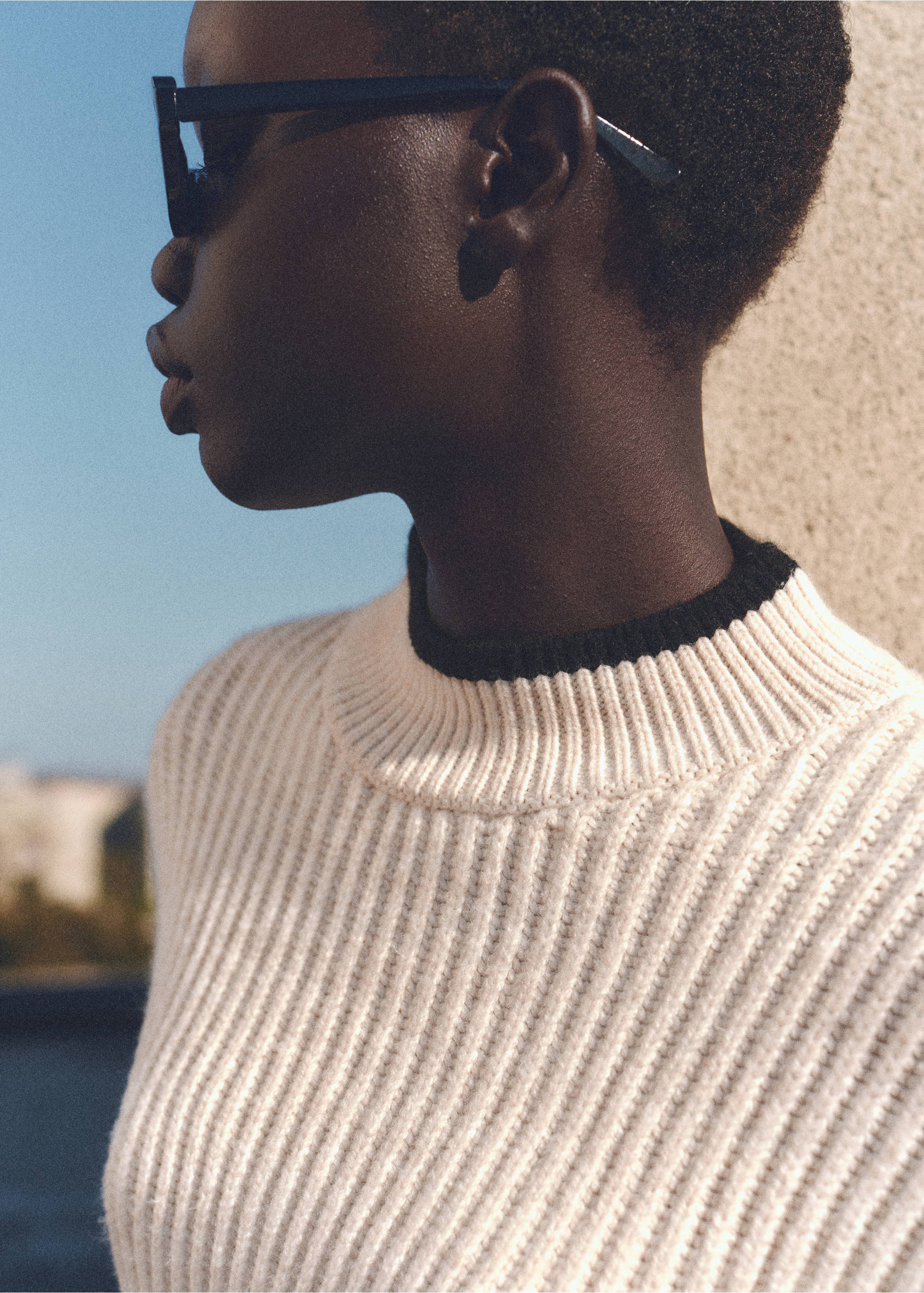 Perkins-neck sweater with contrasting details - Details of the article 1, Beige. Ref: 87030454-00.