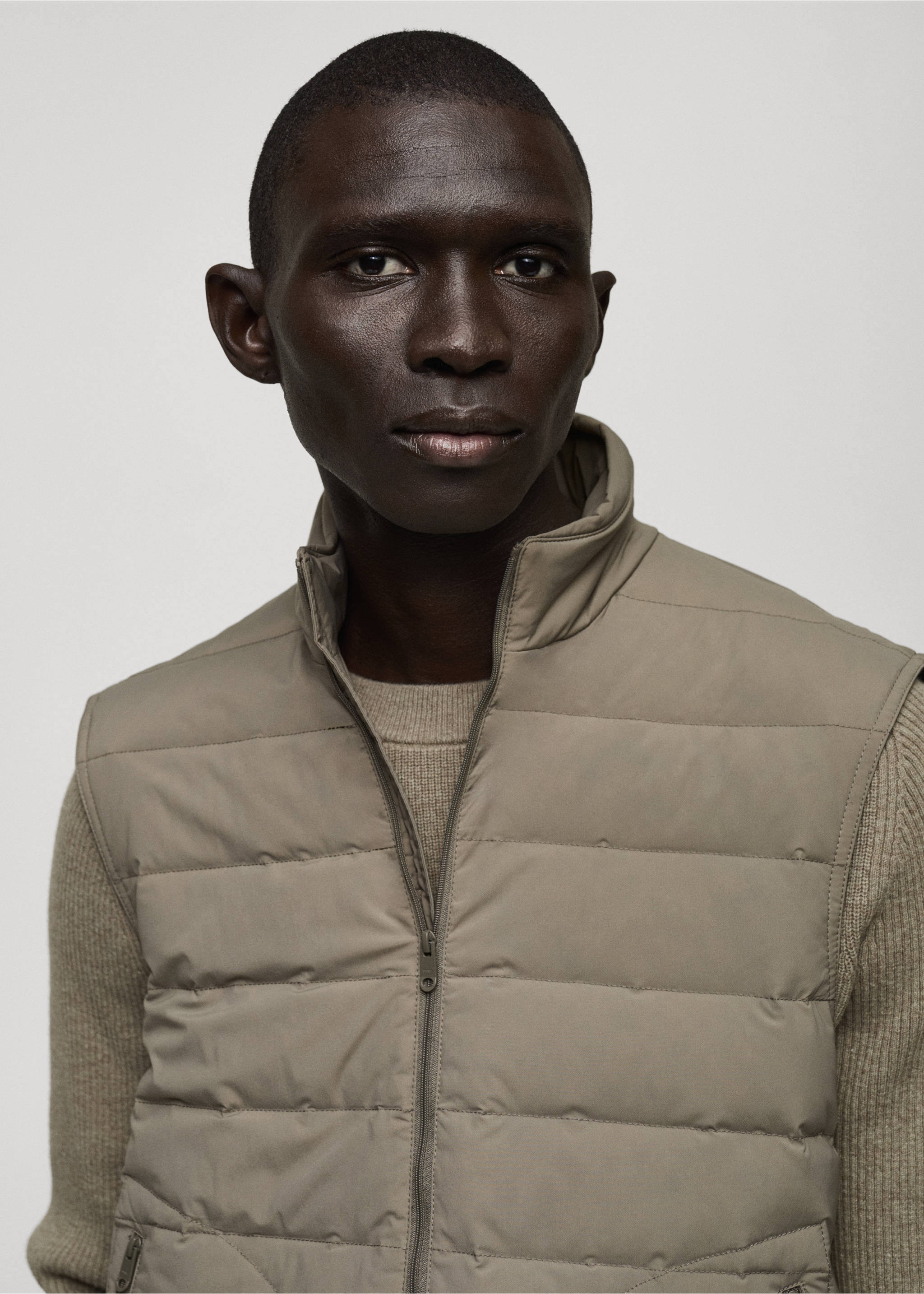 Vestă matlasată cu umplutură de puf și pene - Detaliu al articolului 1, Maro mediu. Ref: 87030576-00.