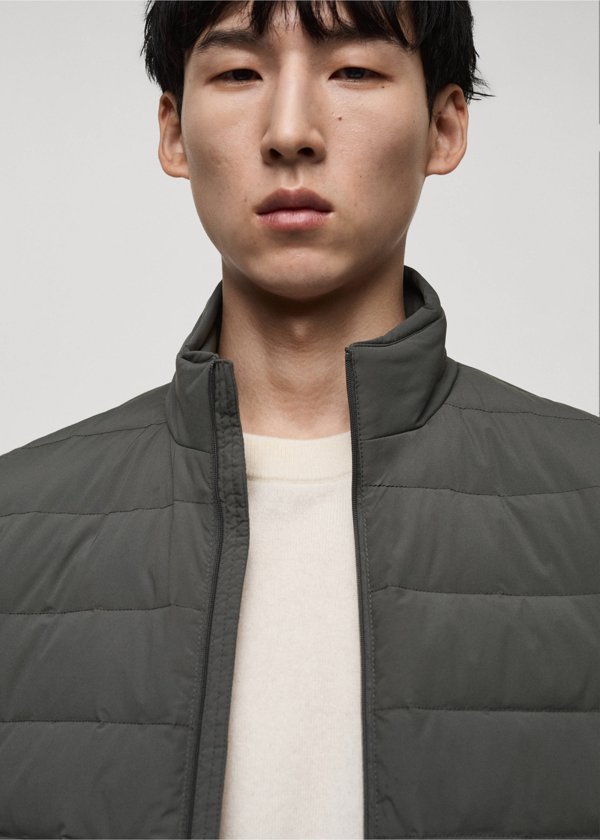 Steppjacke mit Daunen- und Federfüllung - Detail des Artikels 1, Grau. Ref: 87030576-00.