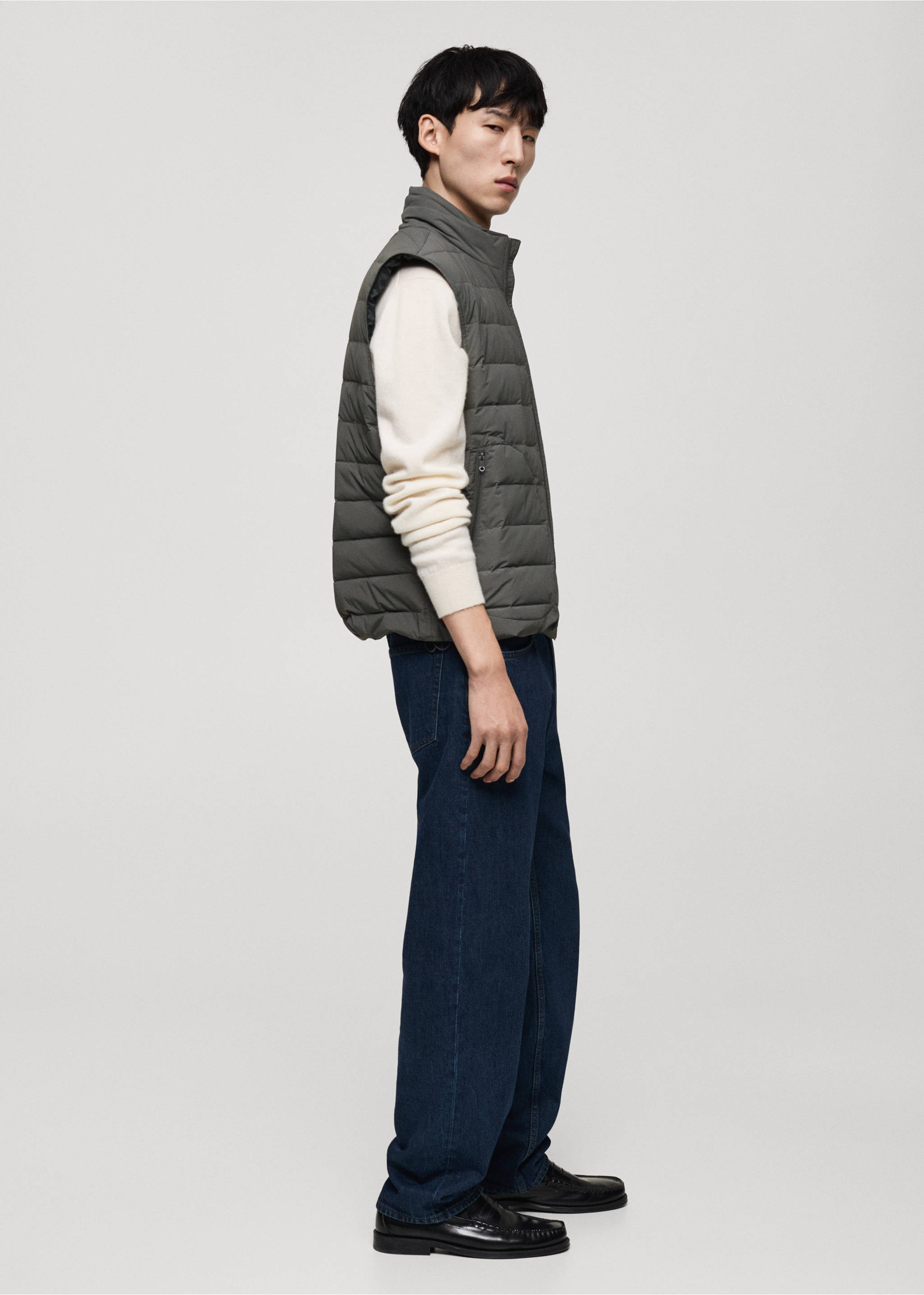 Steppjacke mit Daunen- und Federfüllung - Detail des Artikels 2, Grau. Ref: 87030576-00.