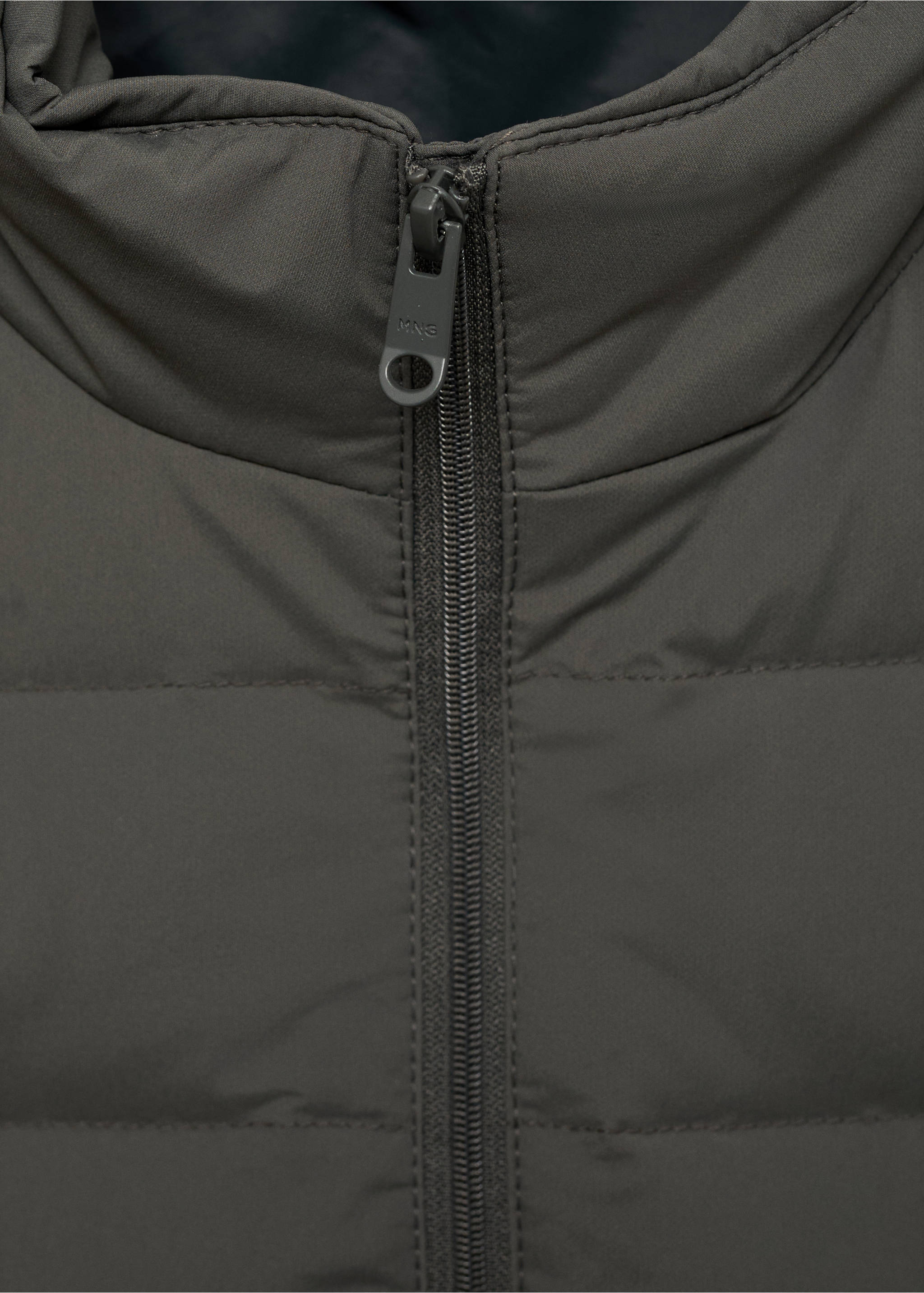 Steppjacke mit Daunen- und Federfüllung - Detail des Artikels 8, Grau. Ref: 87030576-00.