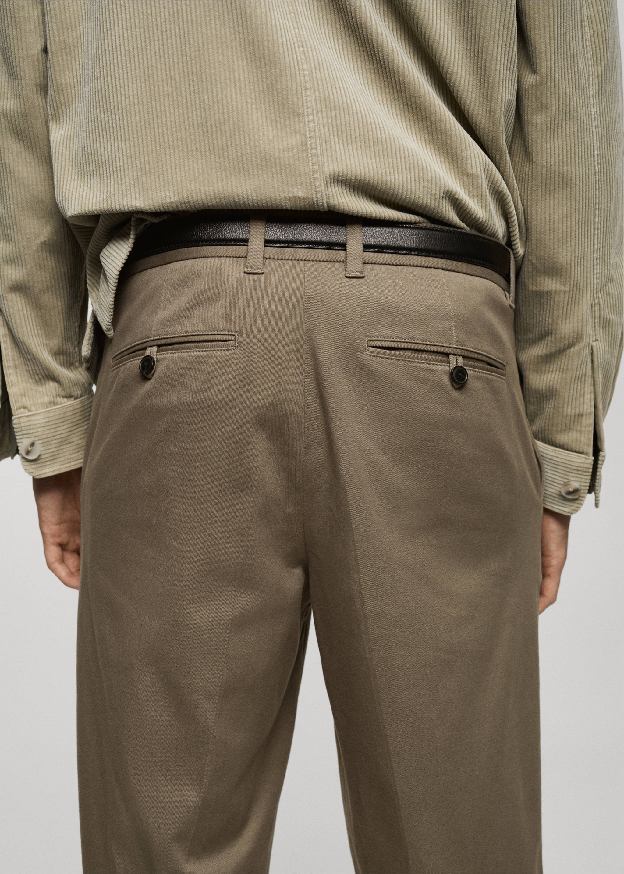 Bundfaltenhose mit Hosenaufschlag - Detail des Artikels 6, Khaki. Ref: 87030579-00.
