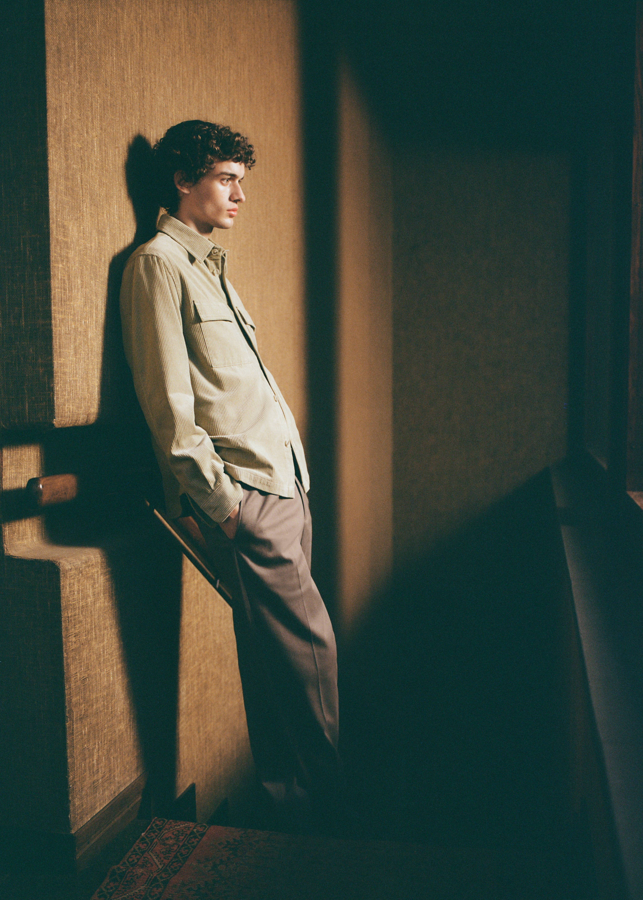 Pleated trousers under cuff - Details of the article 3