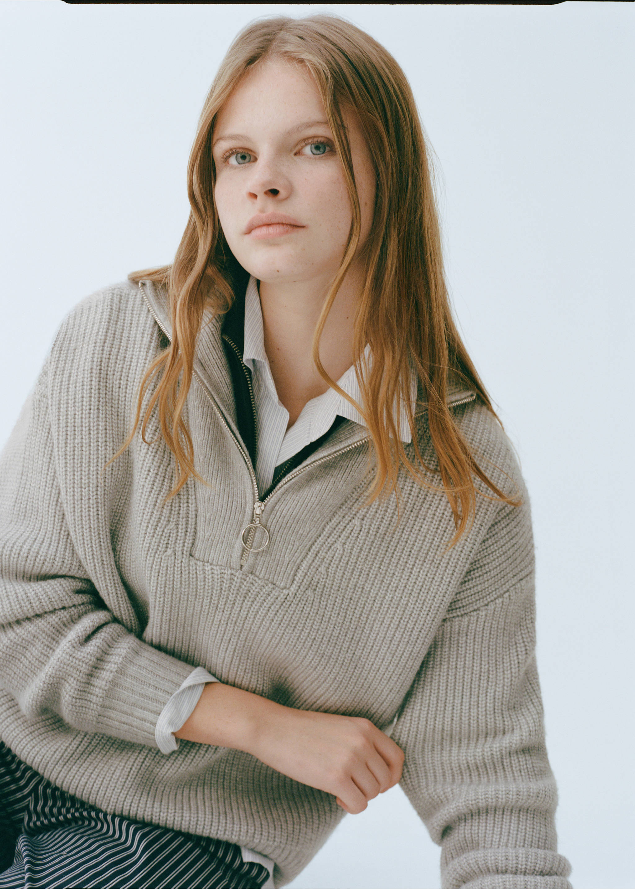 Button-neck lace blouse - Details of the article 5, Grey. Ref: 87030593-00.