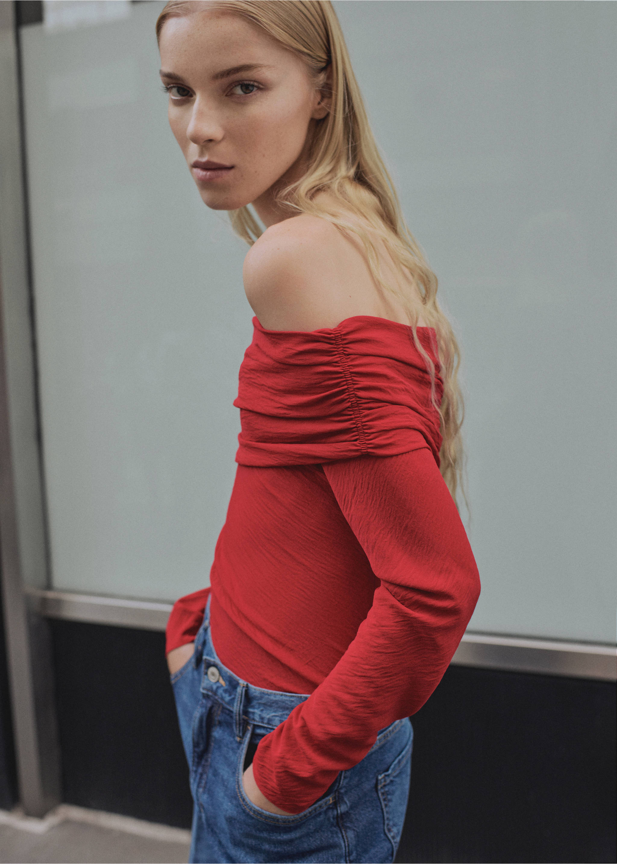 Off shoulders blouse - Medium plane, Red. Ref: 87030597-00.