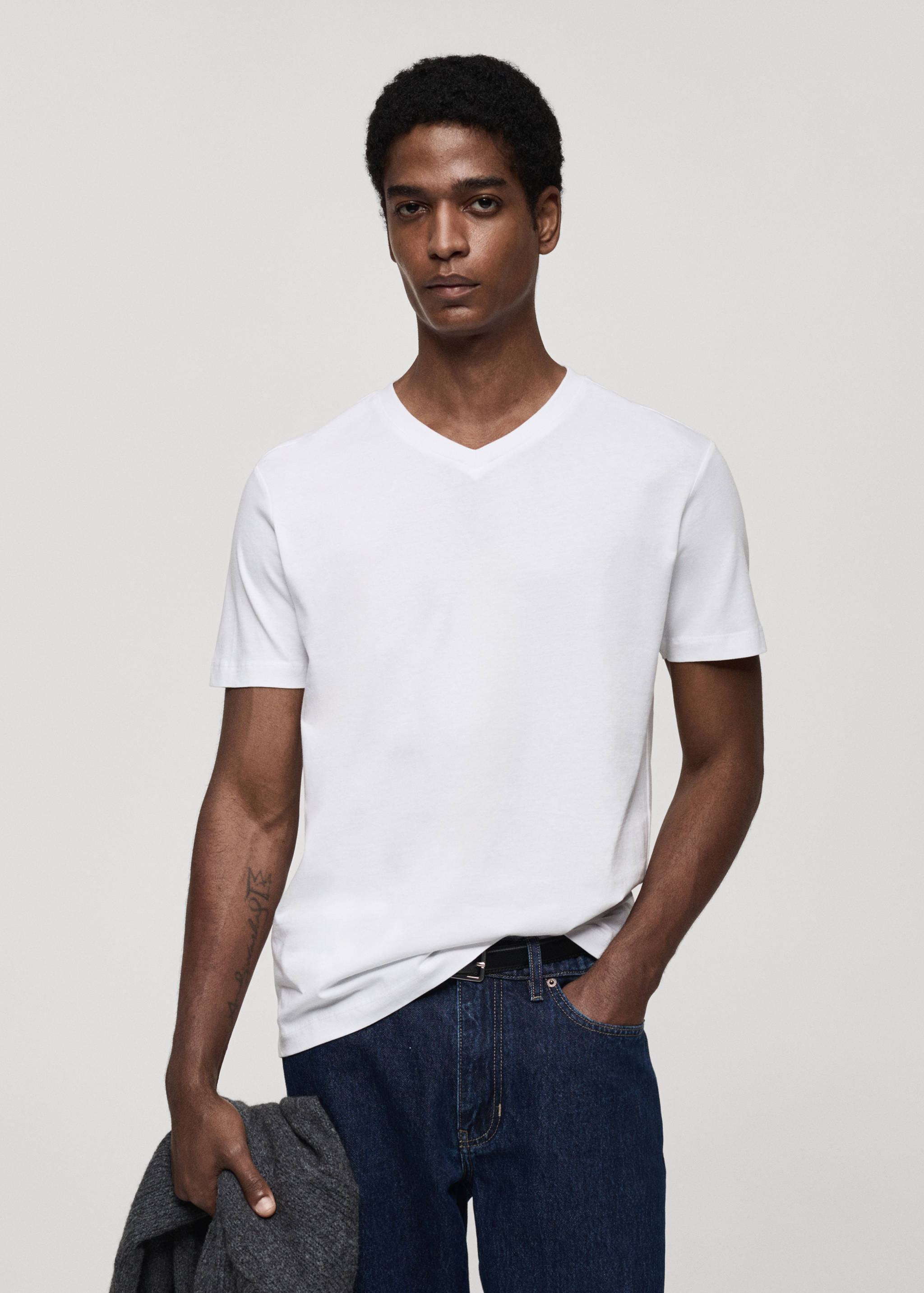 T-shirt col en V slim-fit 100 % coton - Plan moyen